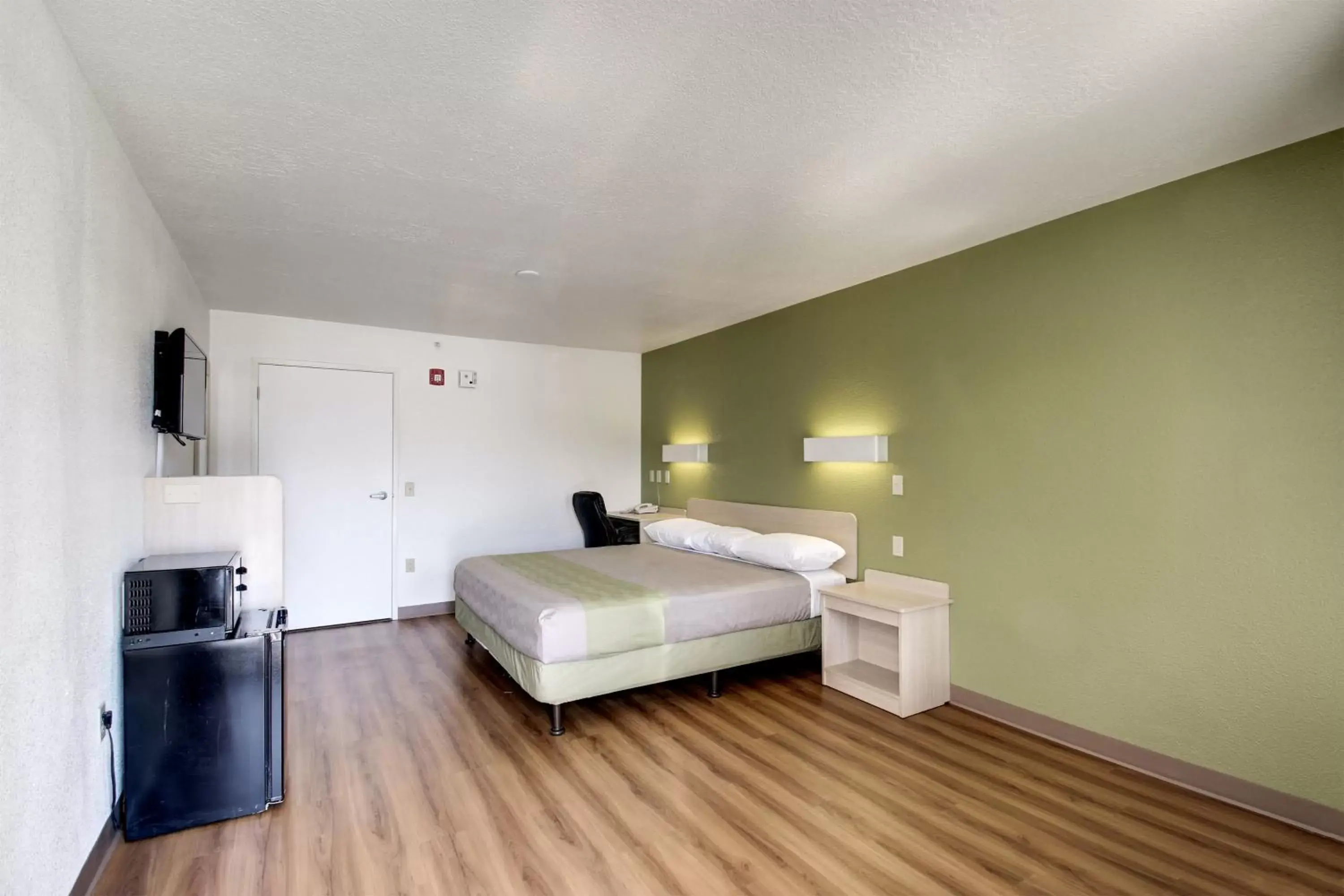 Deluxe King Room in Motel 6-Ogden, UT - Riverdale Deluxe King Room in Motel 6-Ogden, UT - Riverdale