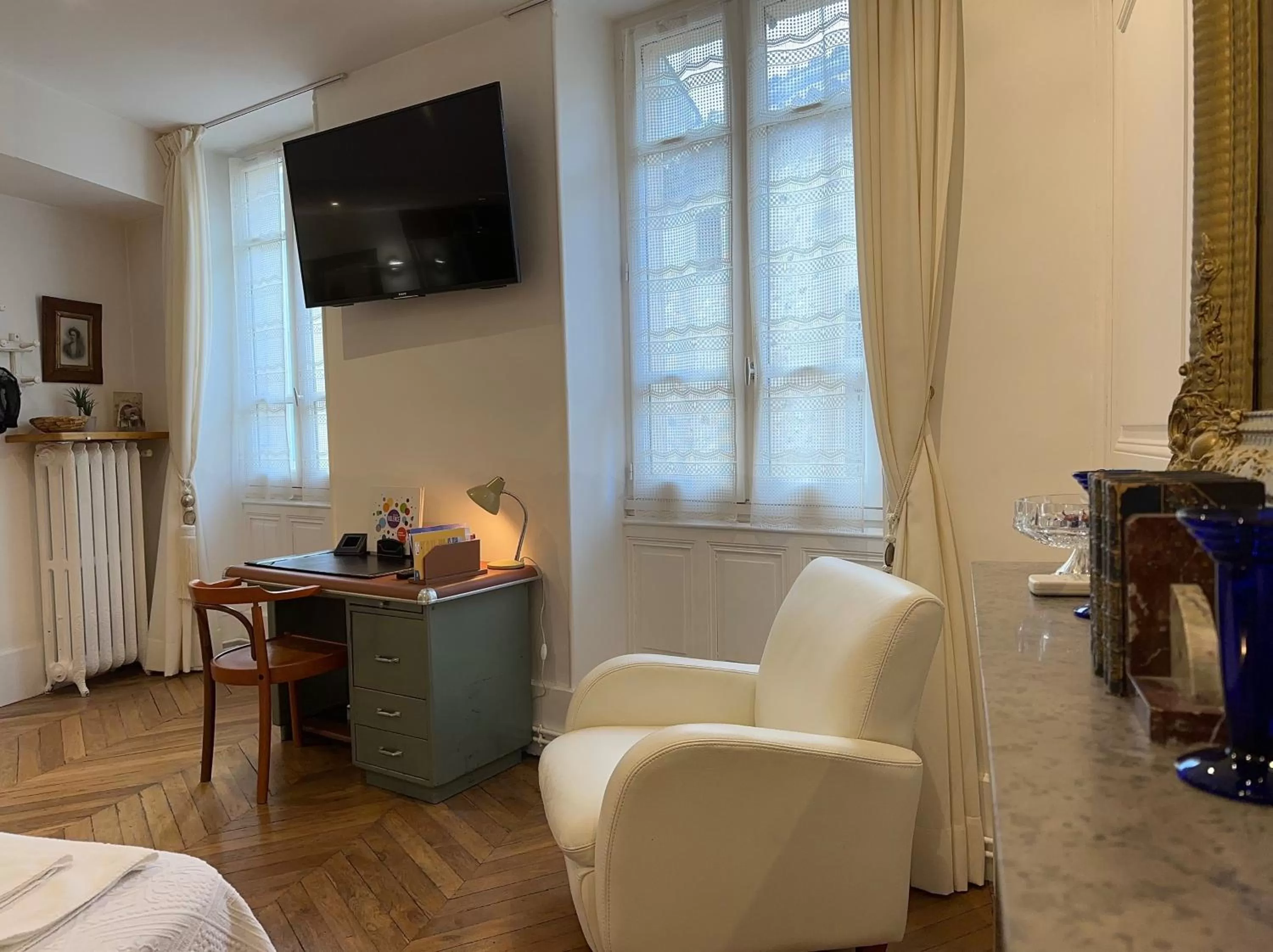 Photo of the whole room in Chambre de charme au coeur du vieux Valence -Confort & Calme
