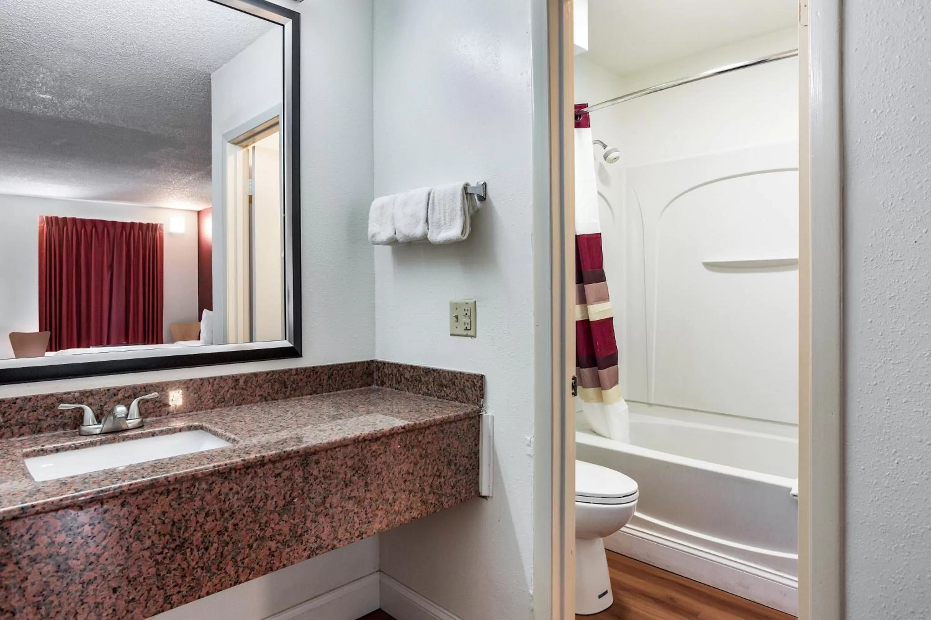 Bathroom in Red Roof Inn Monteagle - I-24