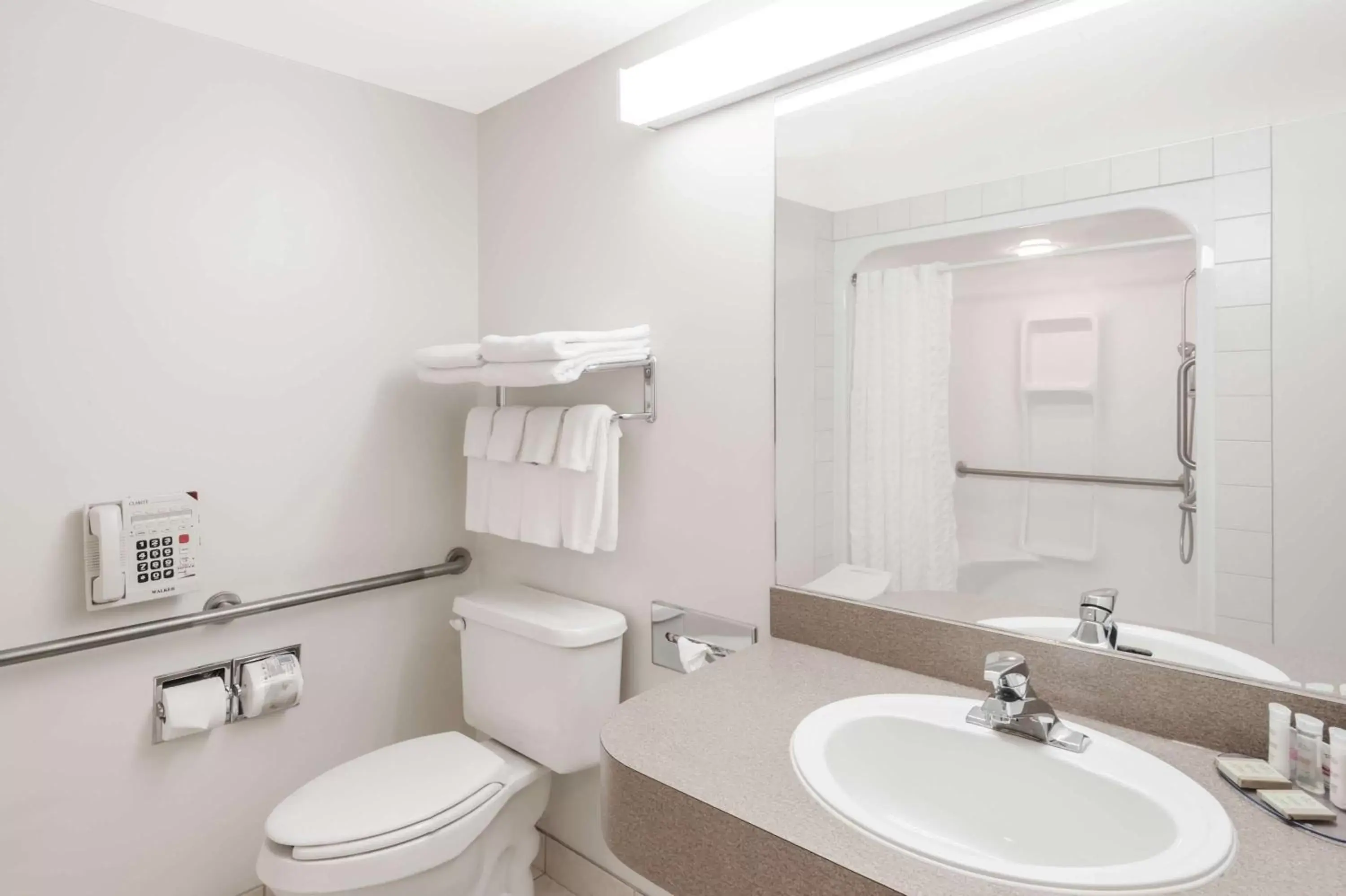 Deluxe Business King Room - Non-Smoking in Super 8 by Wyndham High River AB Deluxe Business King Room - Non-Smoking in Super 8 by Wyndham High River AB