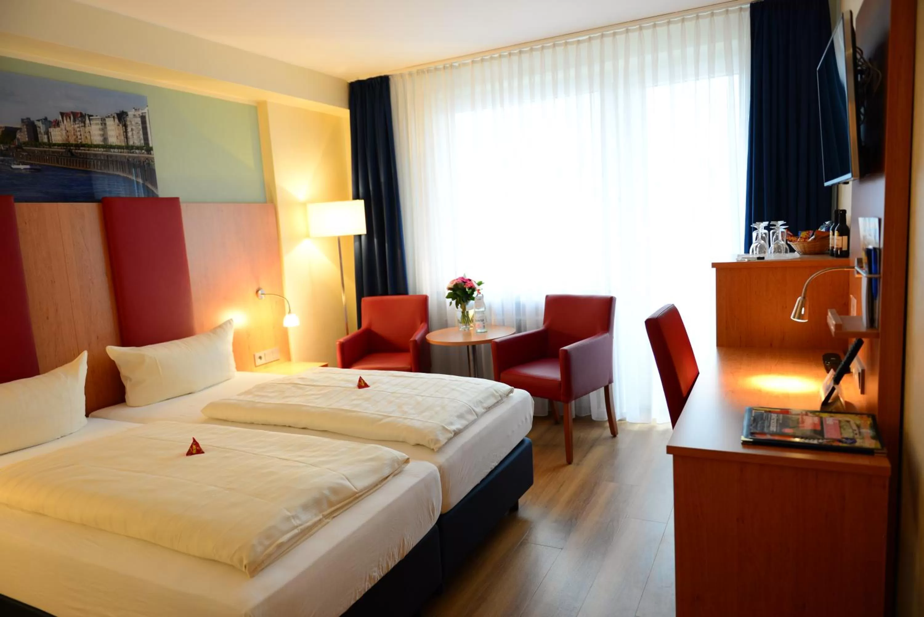 Photo of the whole room, Bed in Hotel National Düsseldorf (Superior)