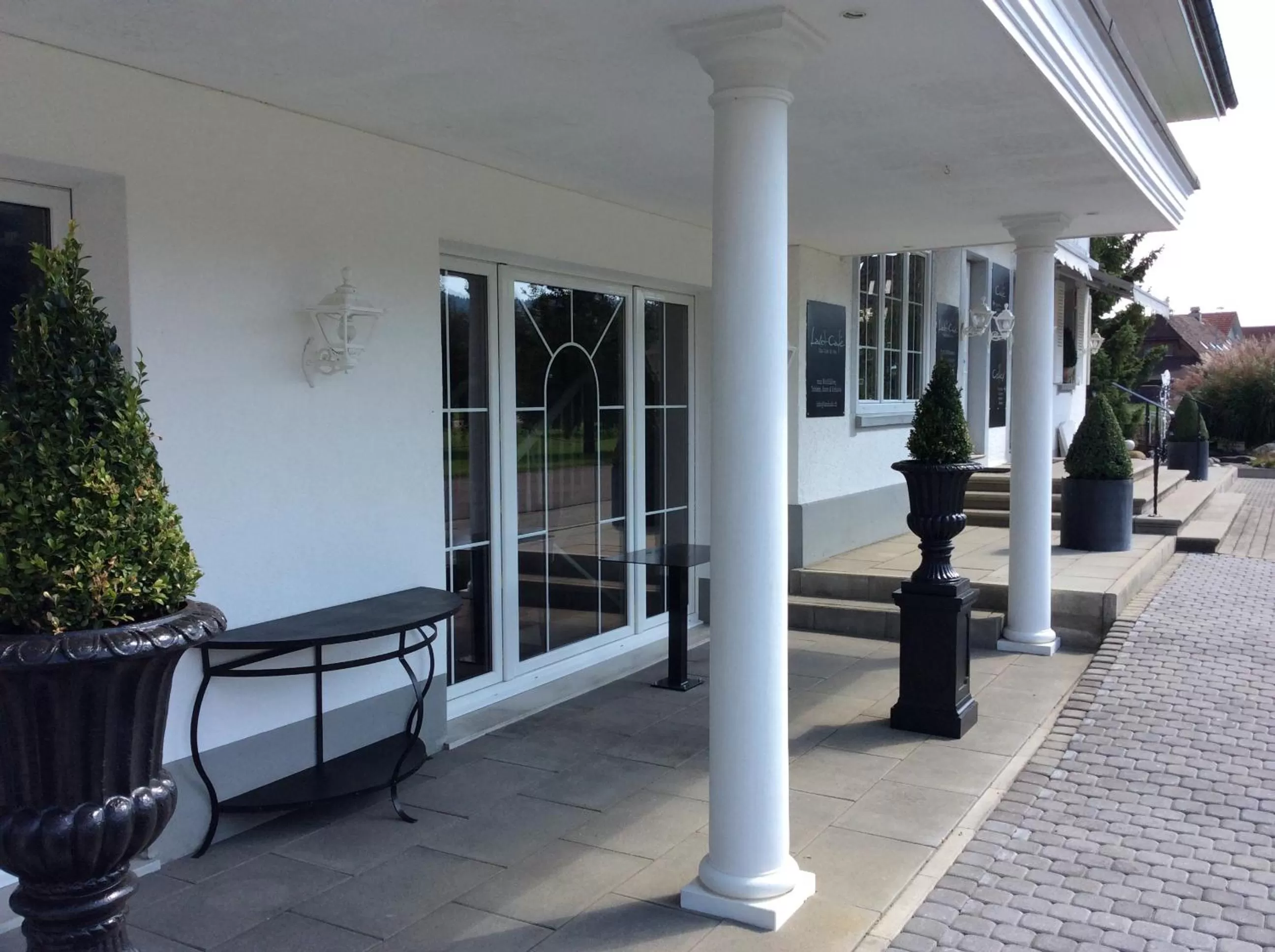 Property building in Landcafe mit Mini Hotel