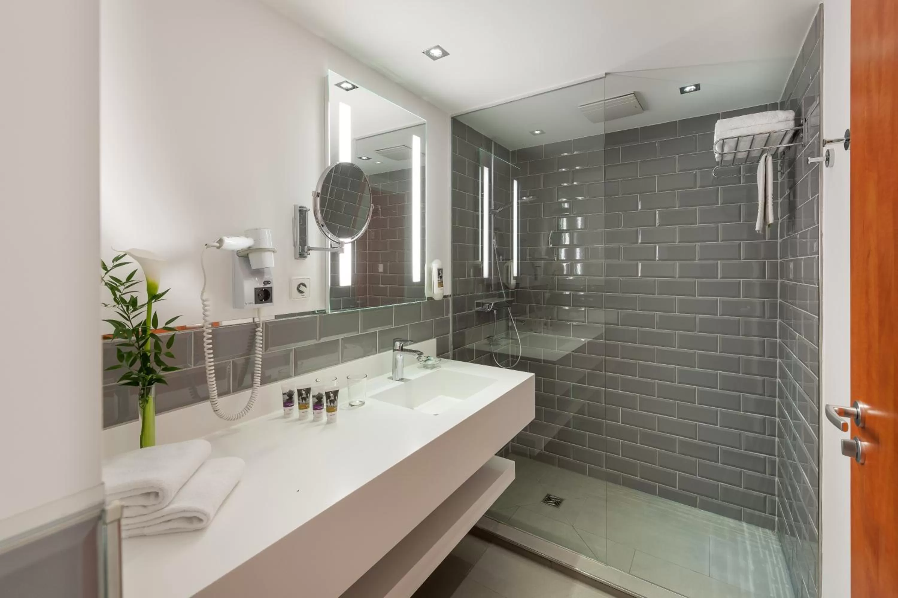 Shower in Mercure Hotel & Residenz Berlin Checkpoint Charlie