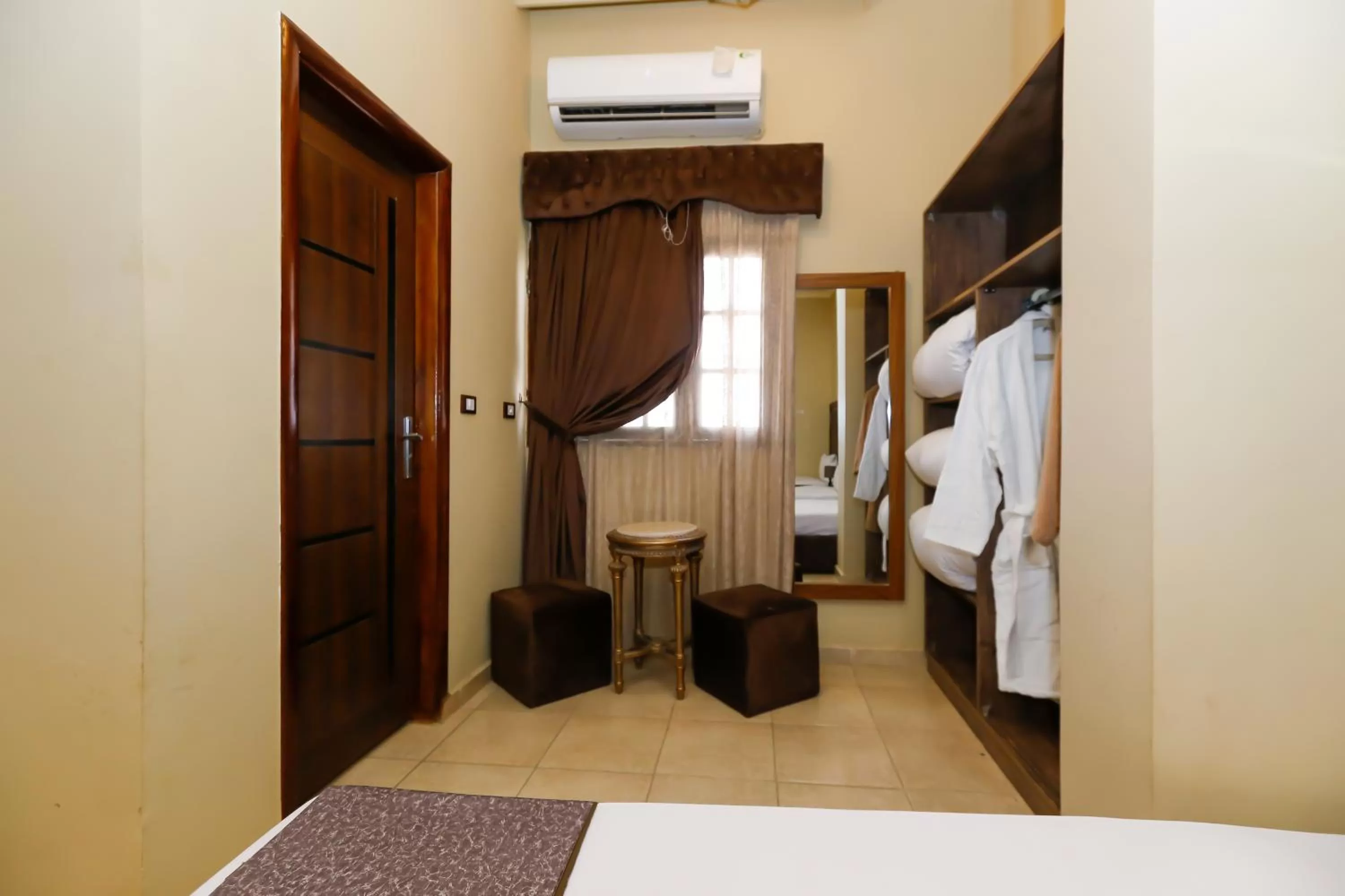 wardrobe in King Cheops Inn - Pyramid View