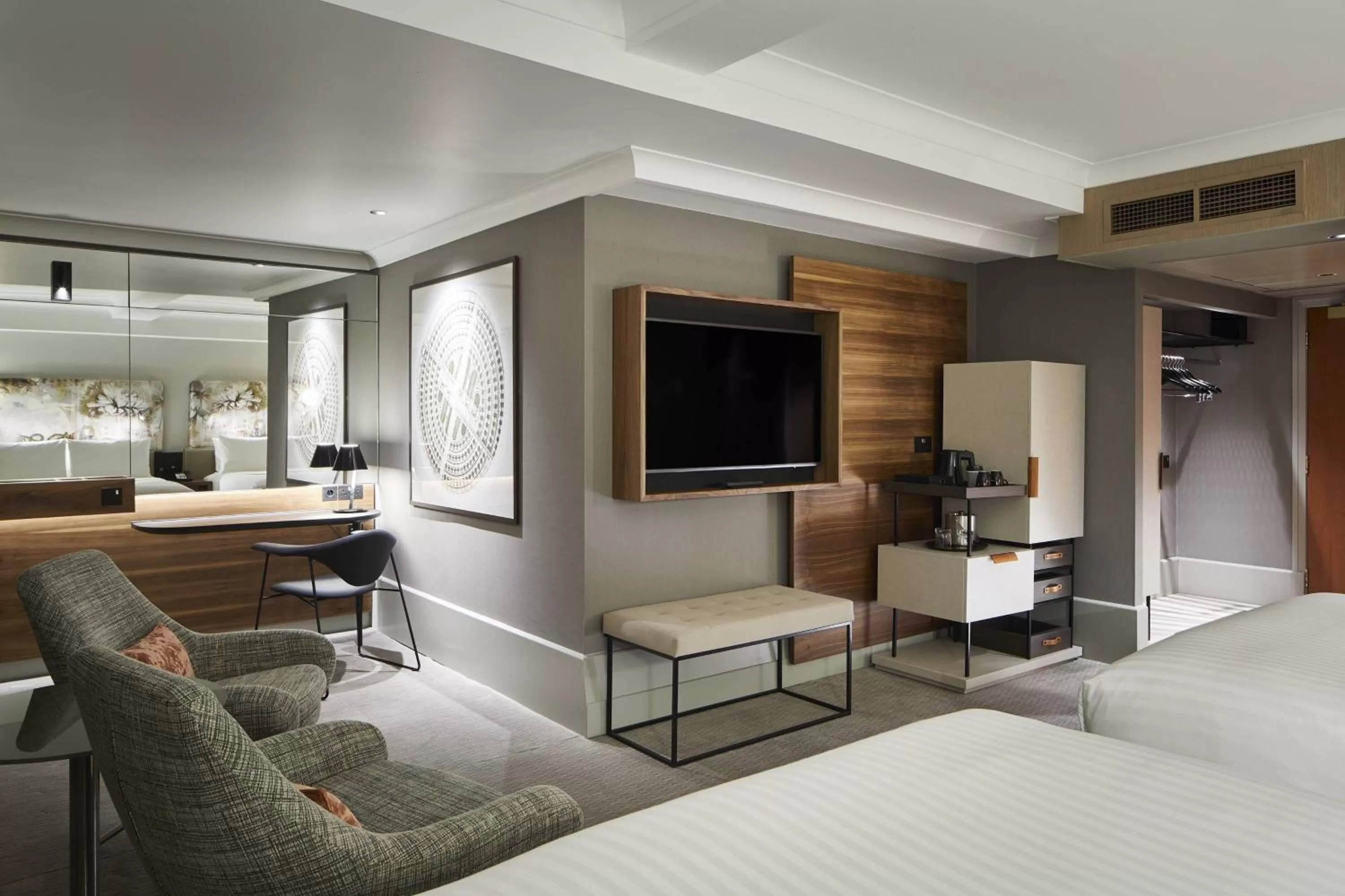 Photo of the whole room, Bed in London Marriott Hotel Kensington