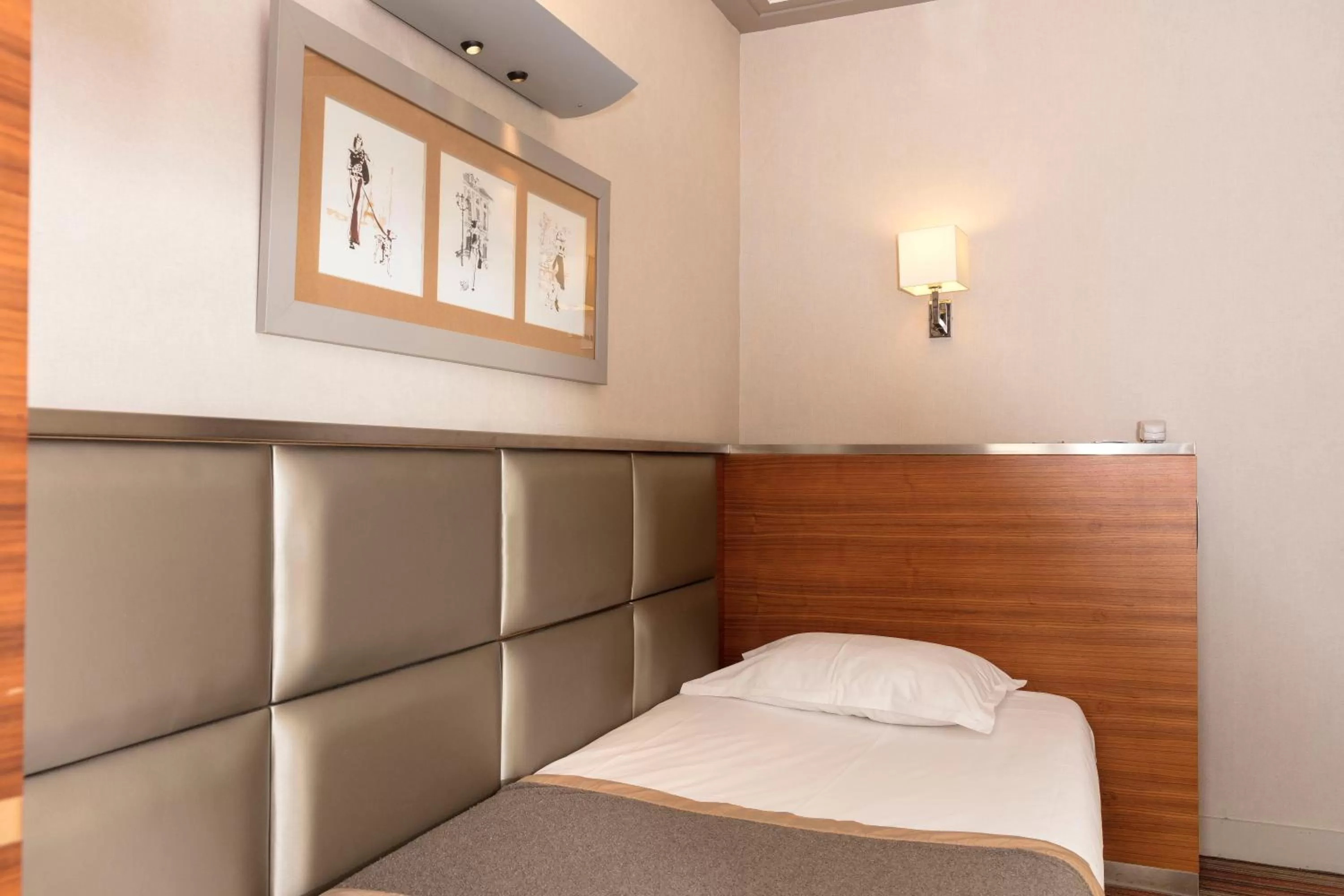 Bedroom, Bed in Hotel Berne Opera