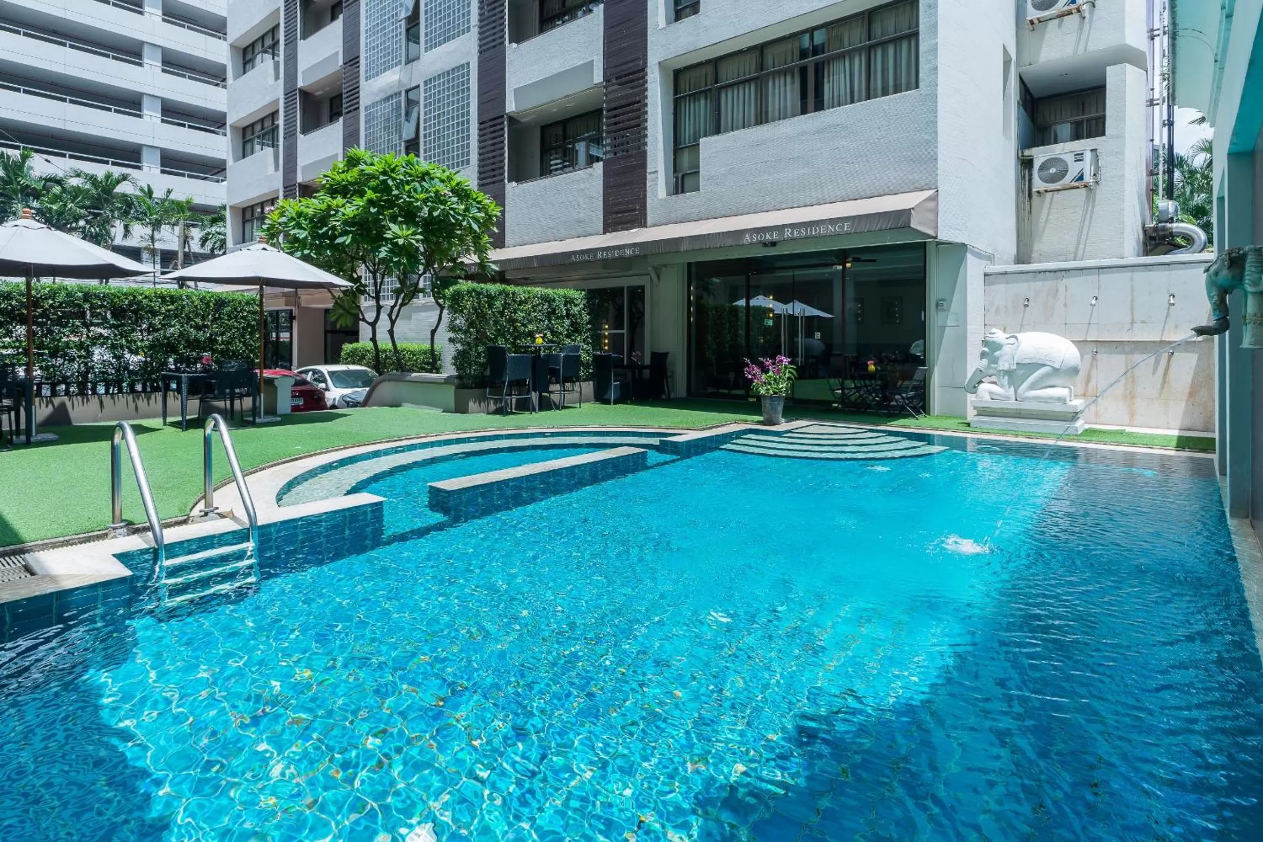 Swimming pool in Asoke Residence Sukhumvit by UHG