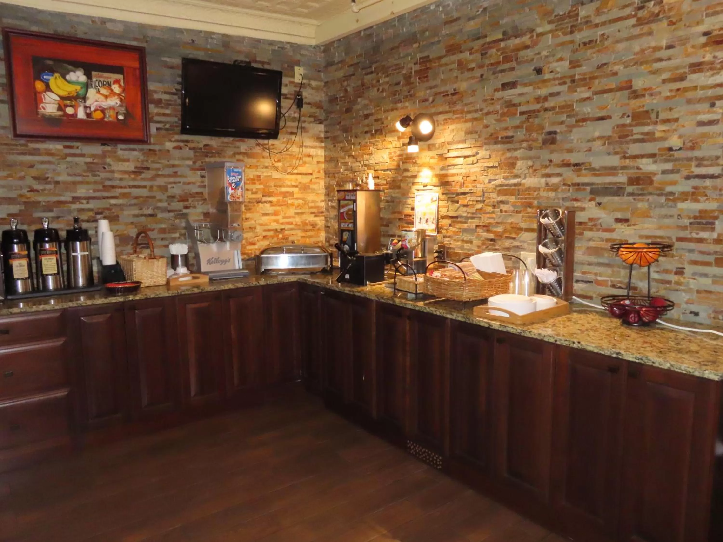 Breakfast, Kitchen/Kitchenette in St Charles Hotel Downtown Hudson