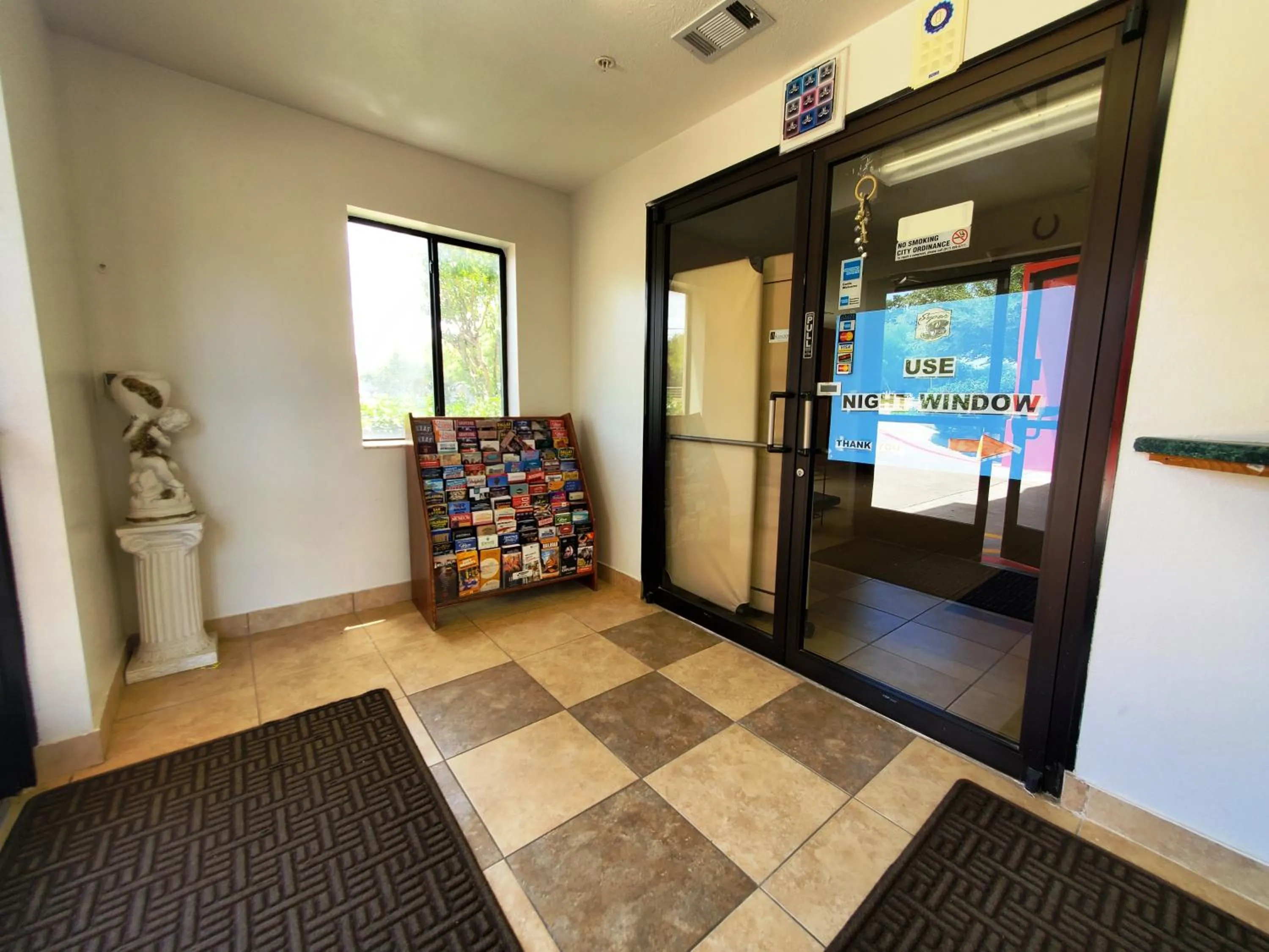 Lobby or reception in Highland Inn