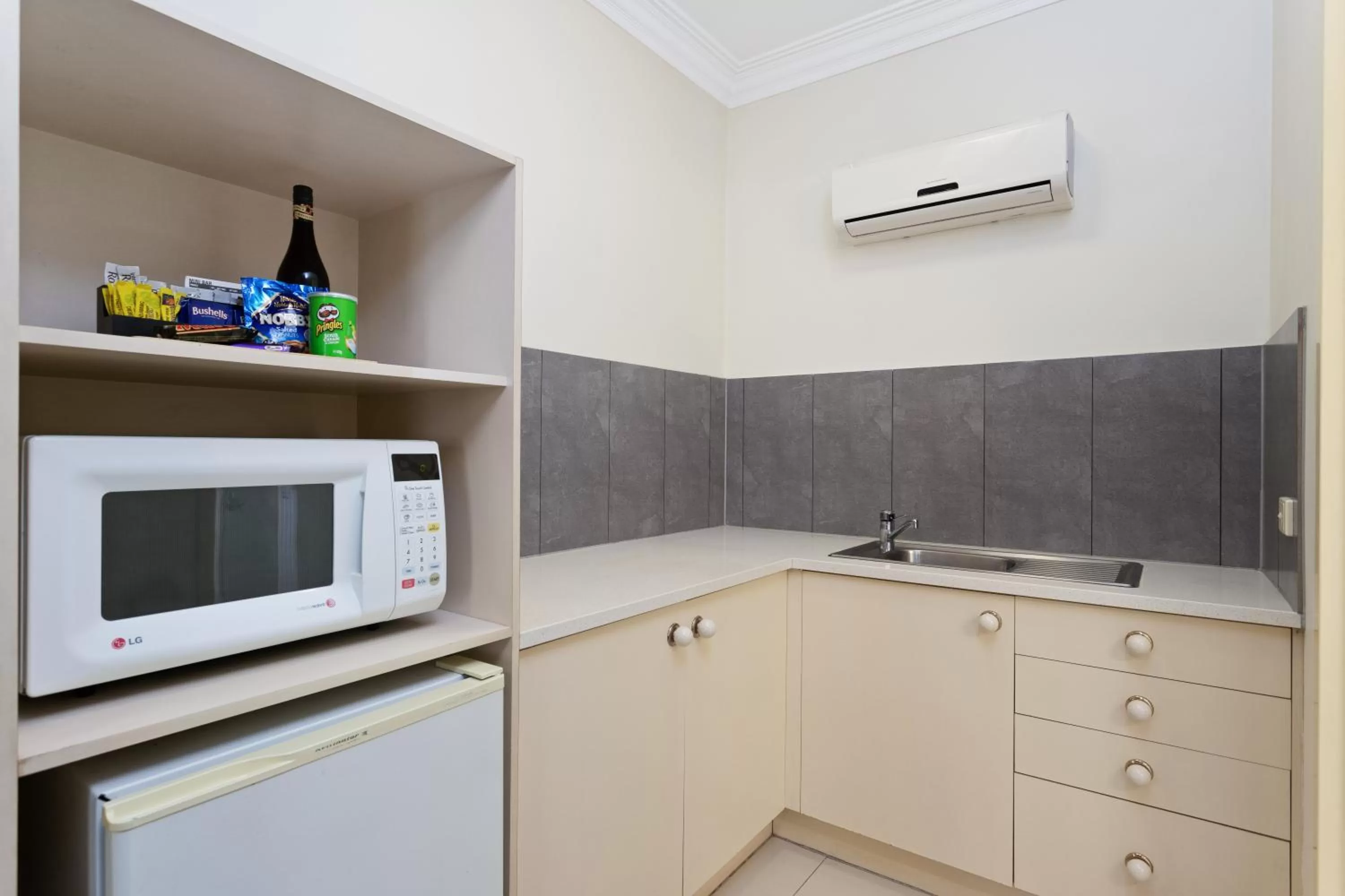 Kitchen or kitchenette in Coopers Colonial Motel