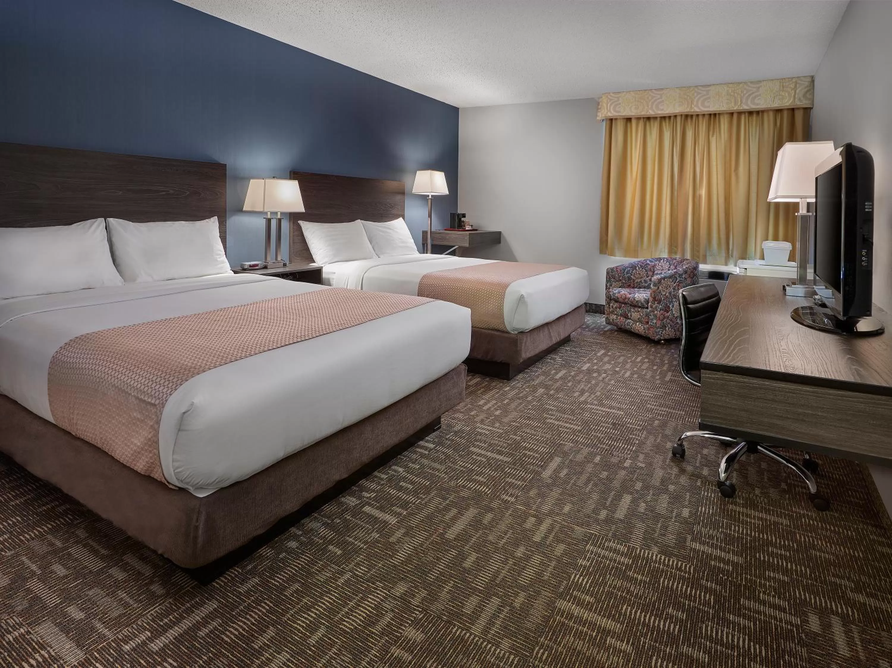 Bed in Crestwood Hotel