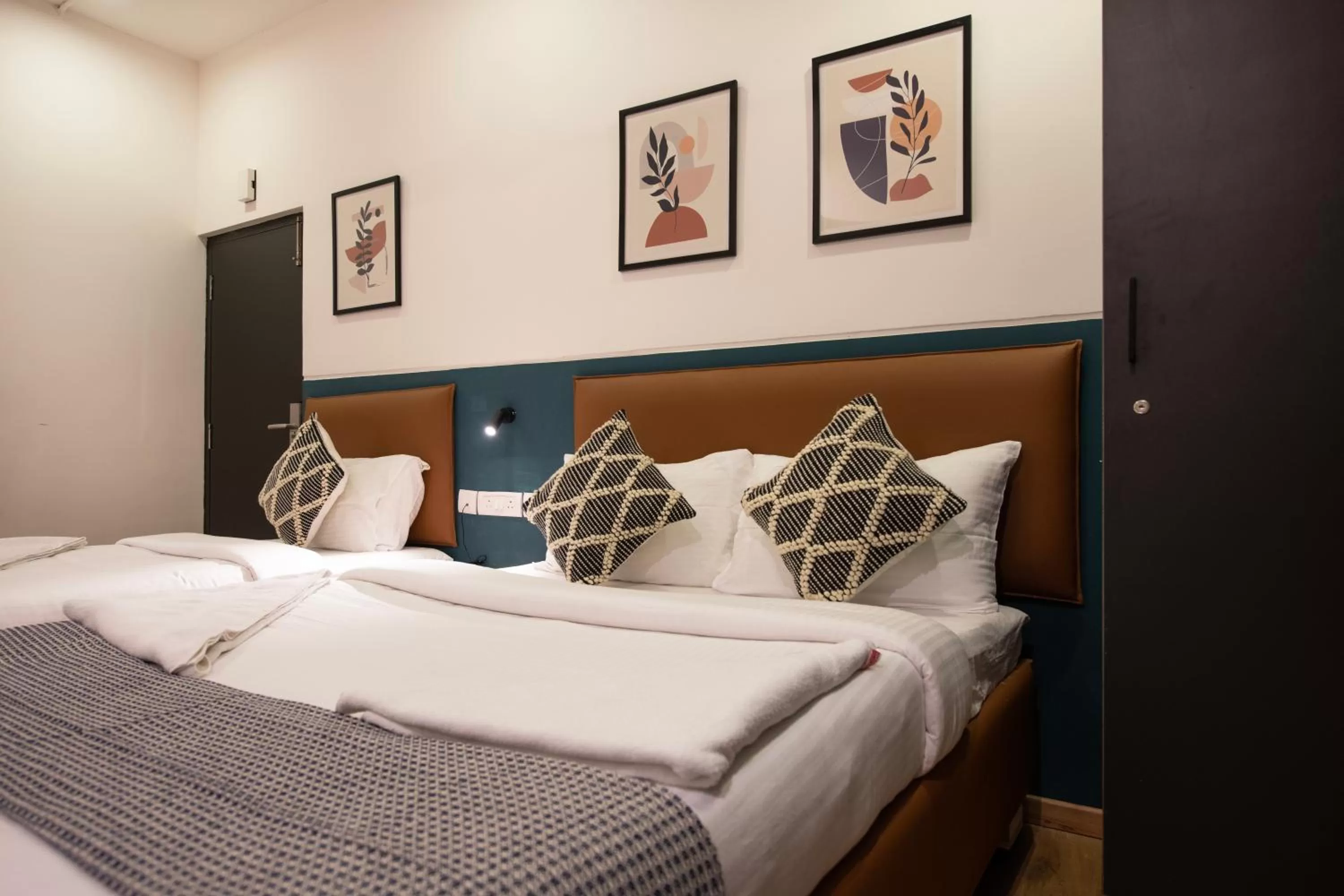 Bed in Convastay Prestige- Near Apollo Hospital & US Consulate