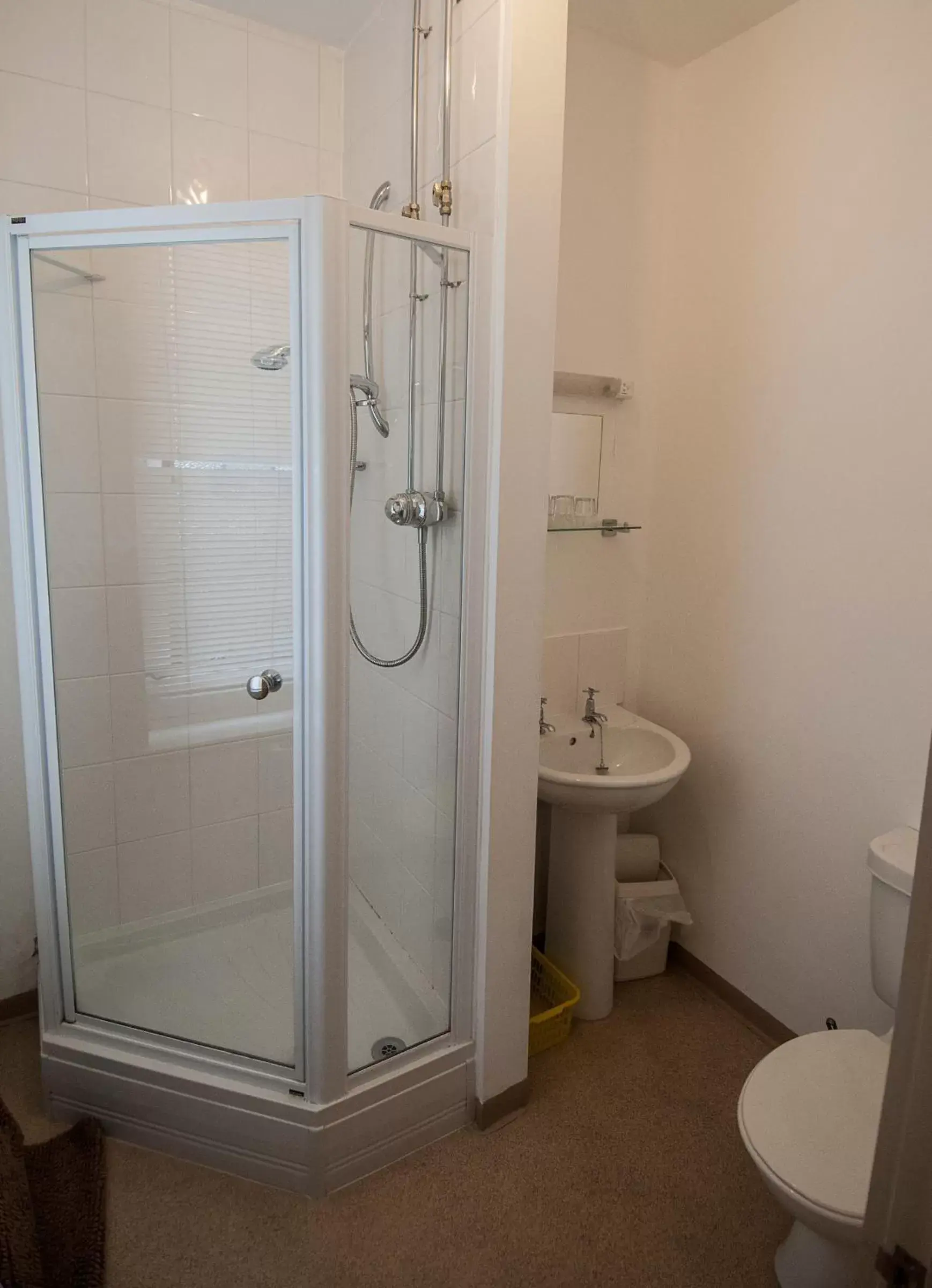 Single Room with Bathroom in Mirfield Monastery B&B Single Room with Bathroom in Mirfield Monastery B&B