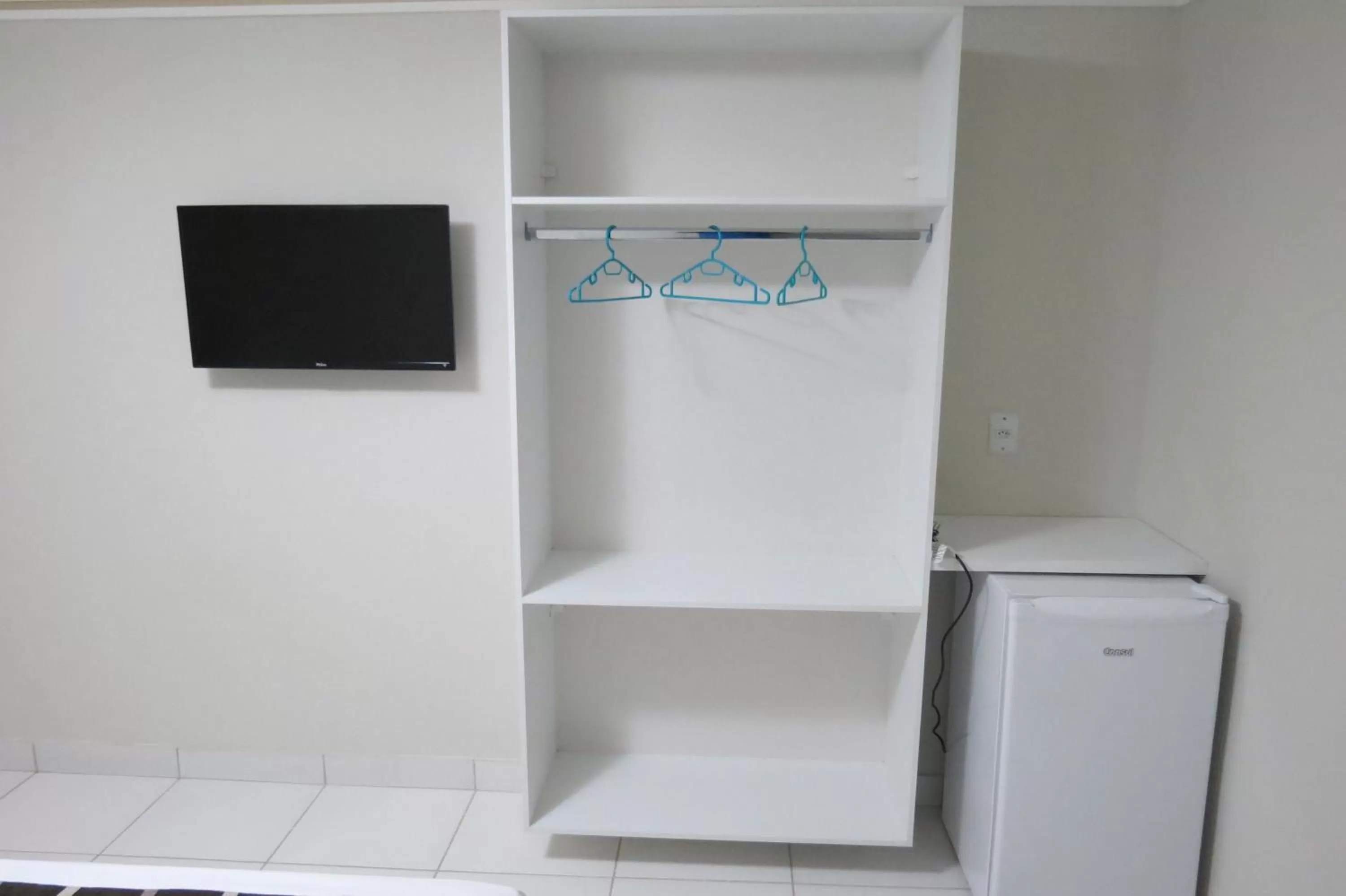 Communal lounge/ TV room, TV/Entertainment Center in Tirol Praia Hotel