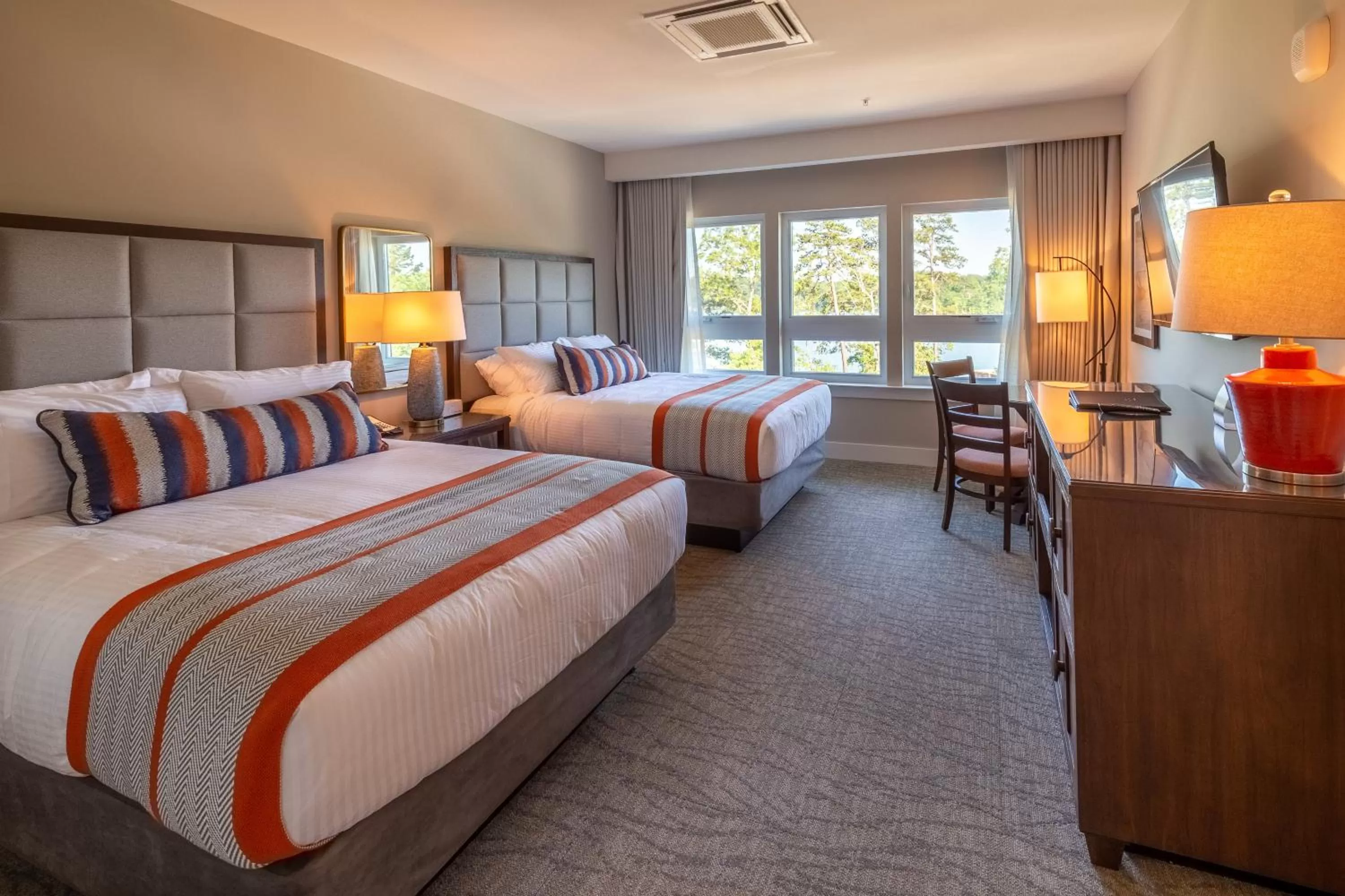 Photo of the whole room, Bed in Lakeside Lodge Clemson