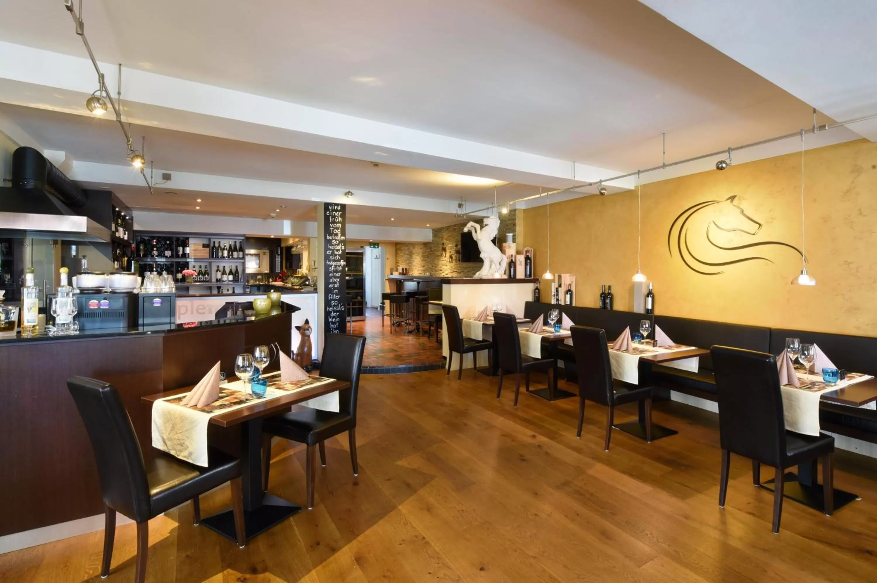 Restaurant/places to eat in Apart Hotel Amadeo