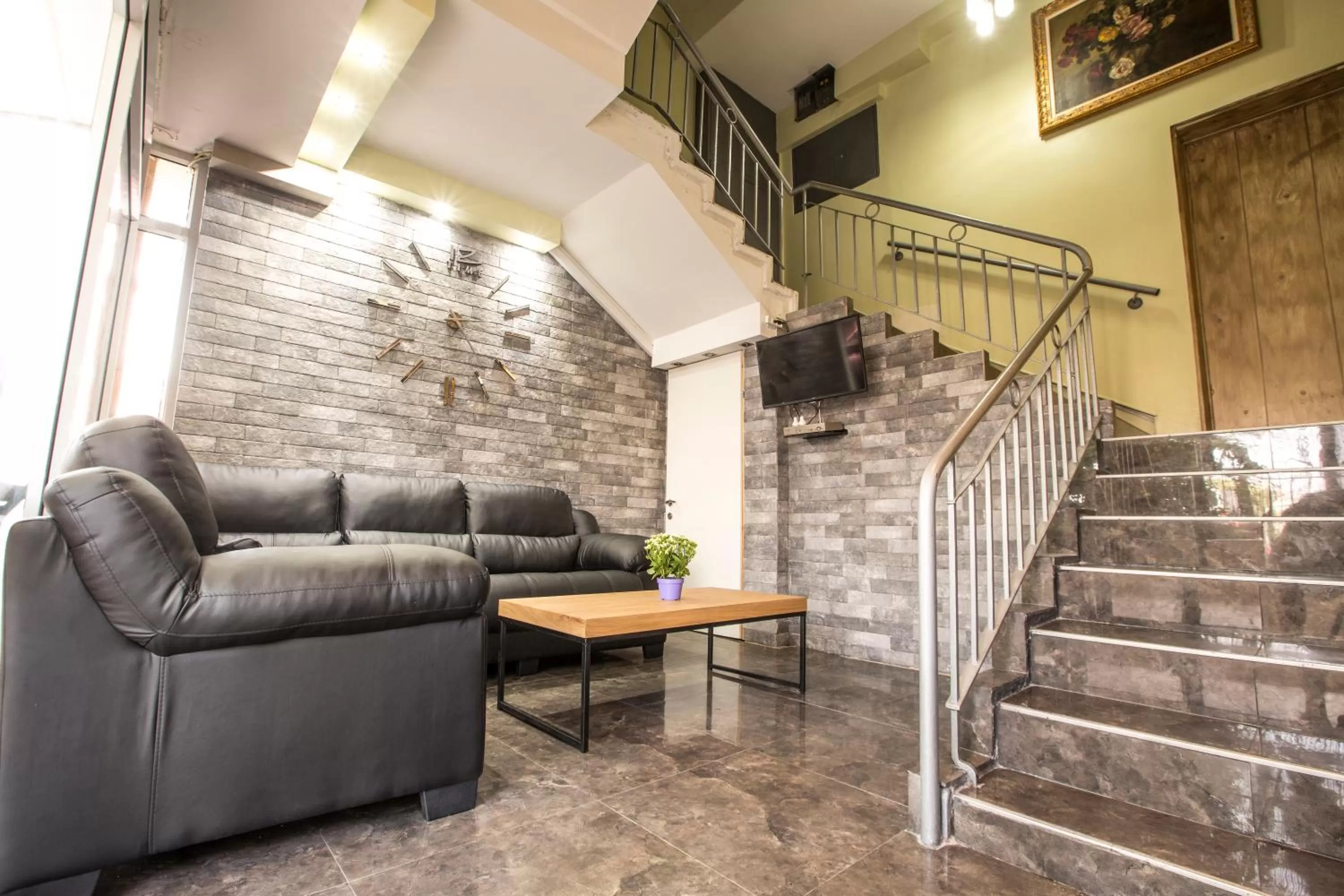 Living room in Central Laguardia Hotel