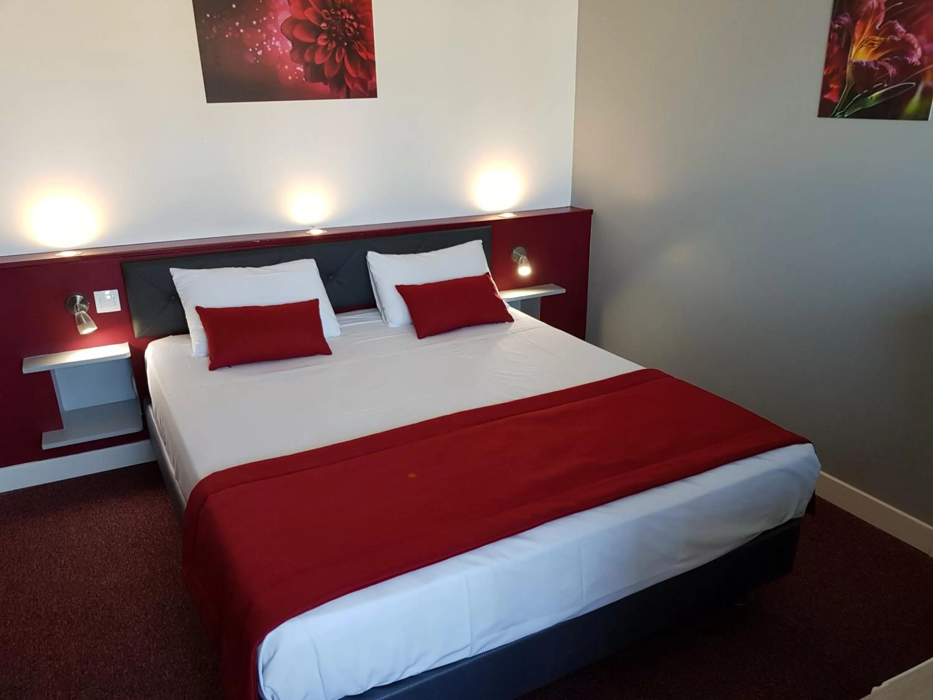 Photo of the whole room, Bed in Hôtel Port Beach