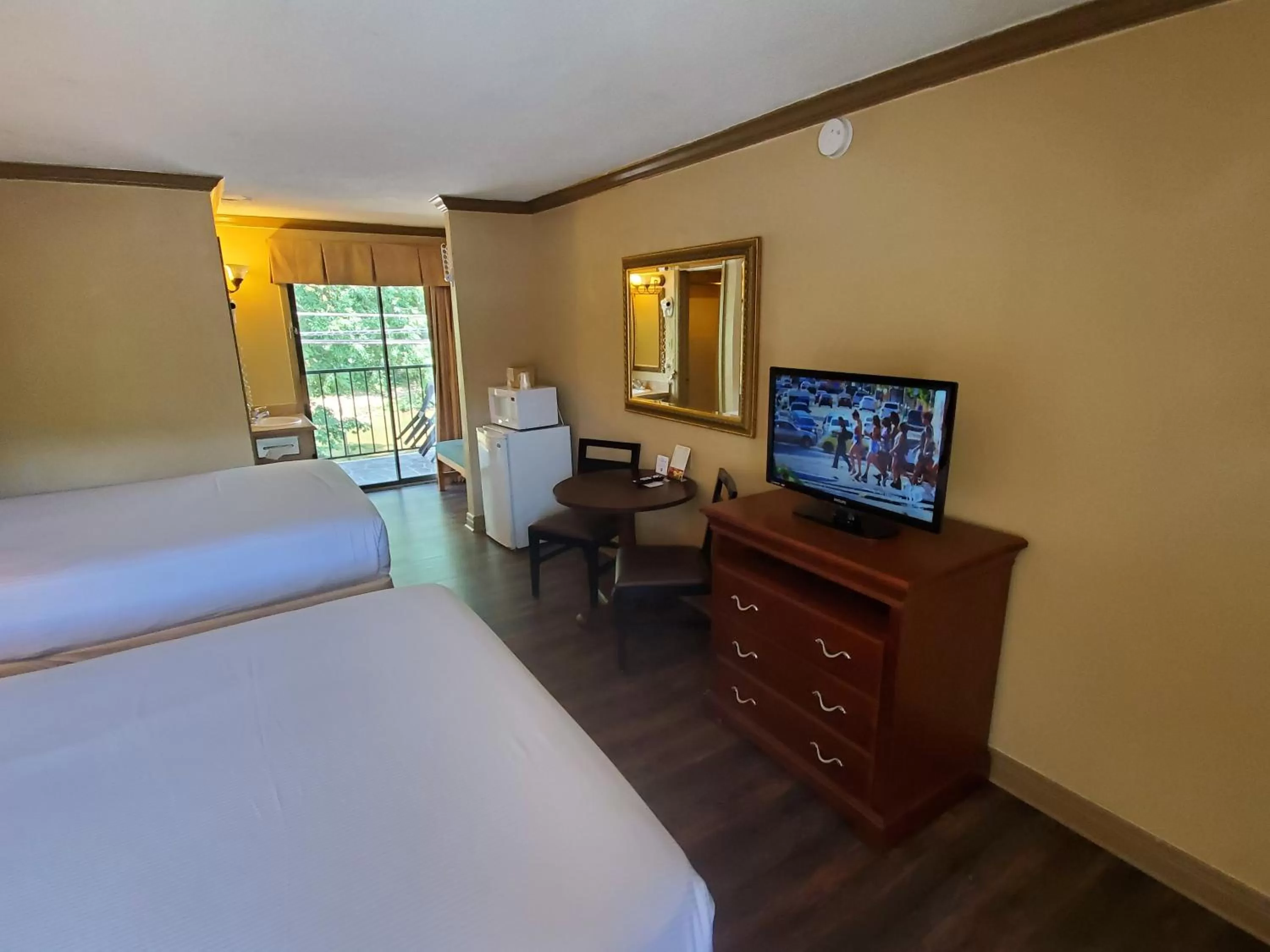 Photo of the whole room, Bed in Colonial House Motel