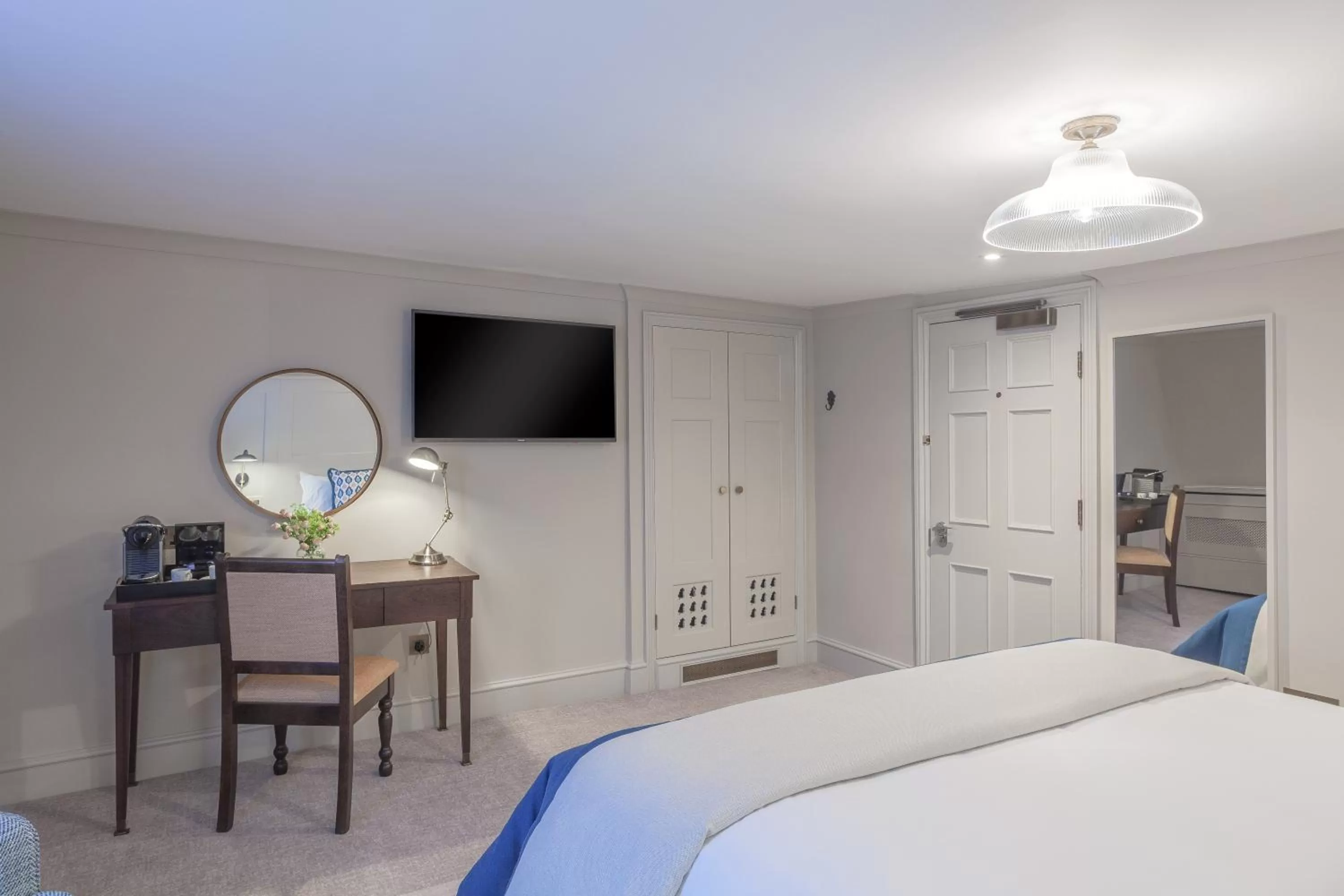 Coffee/tea facilities, Bed in Richmond Hill Hotel