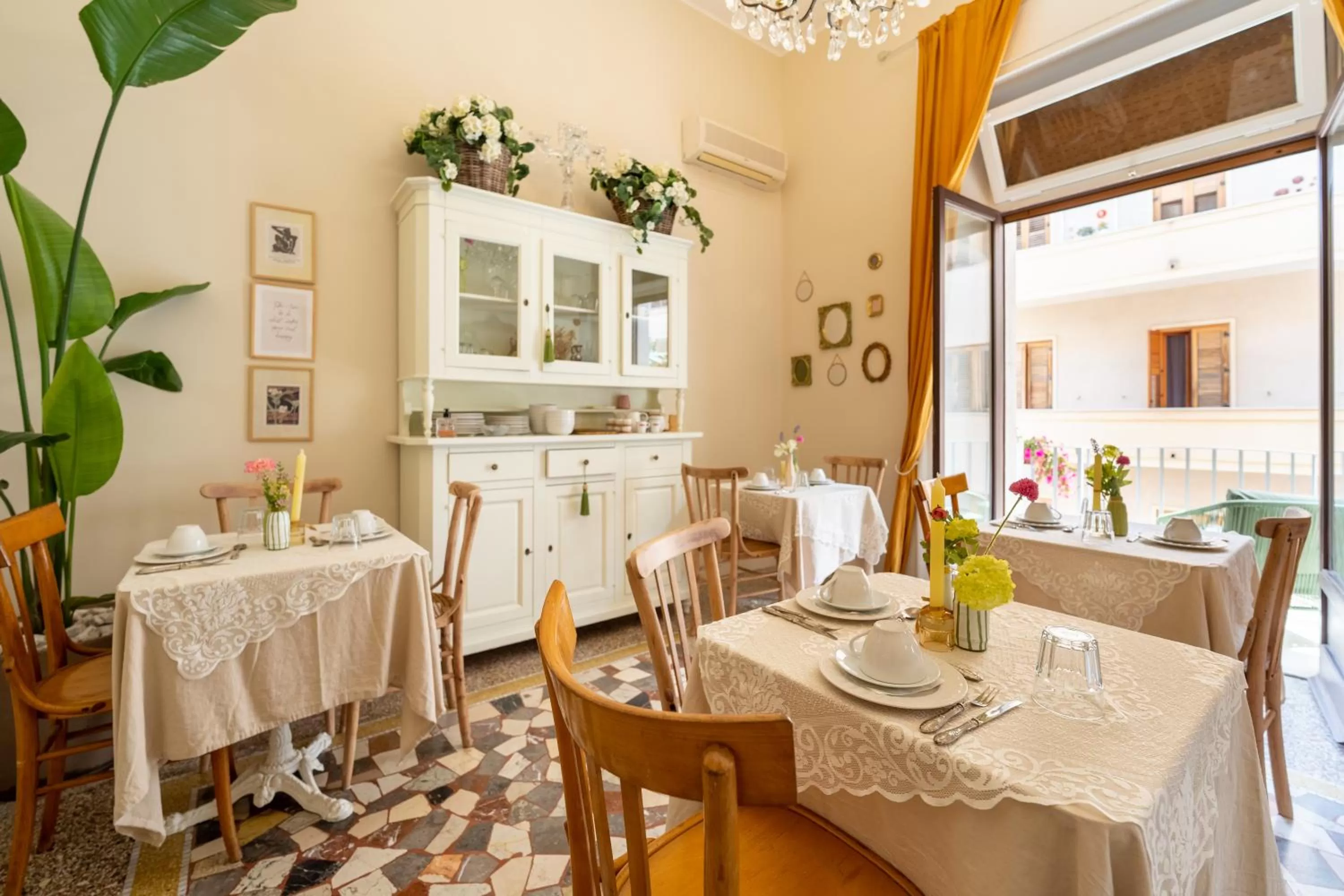 Dining area in Joy's Bnb Ortigia