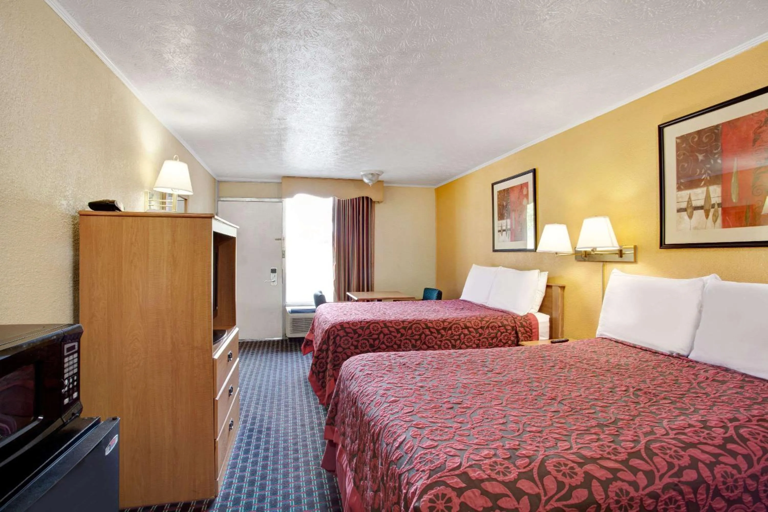 Photo of the whole room, Bed in Days Inn by Wyndham Knoxville West