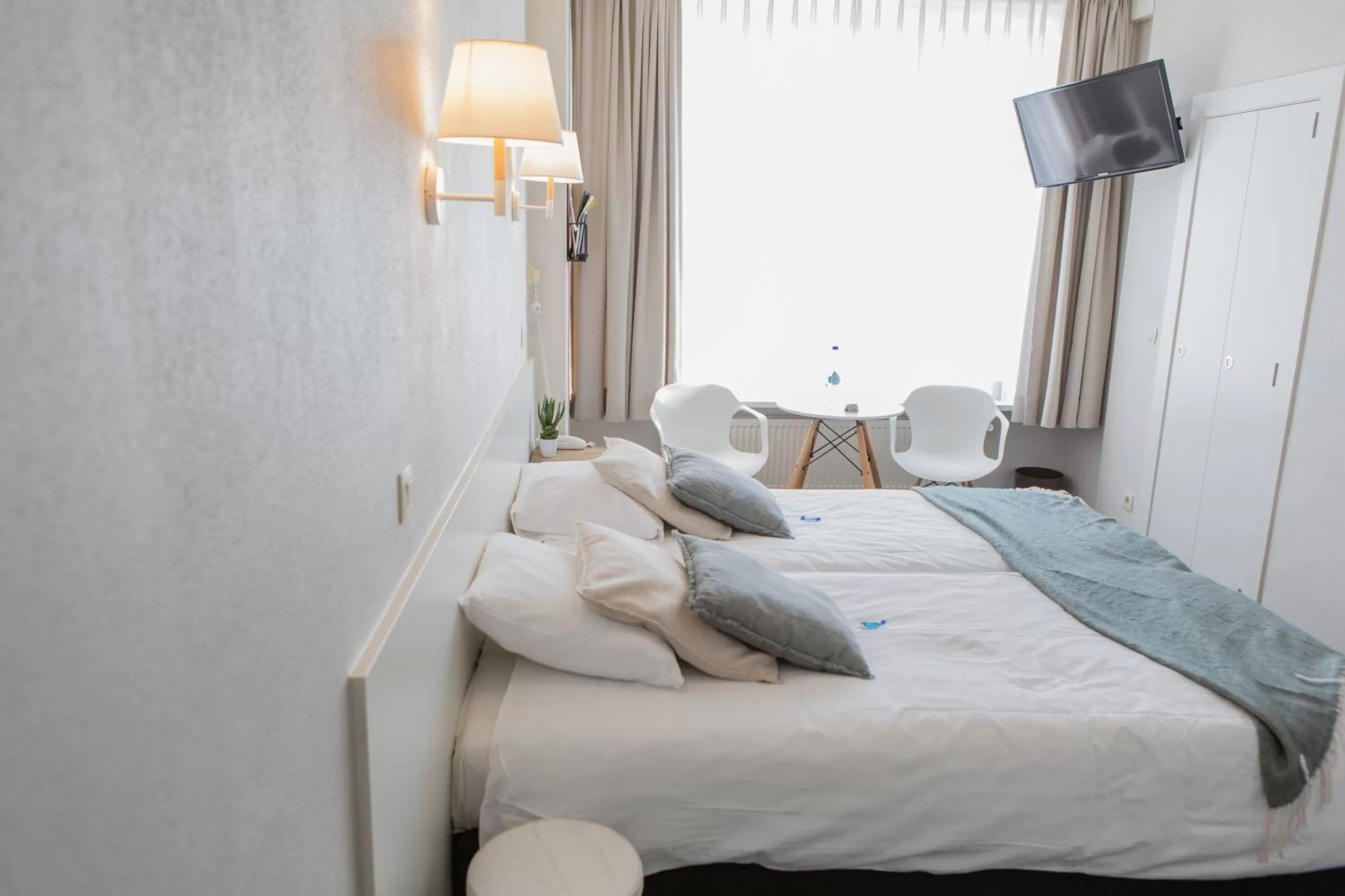 Photo of the whole room, Bed in Hotel du Bassin