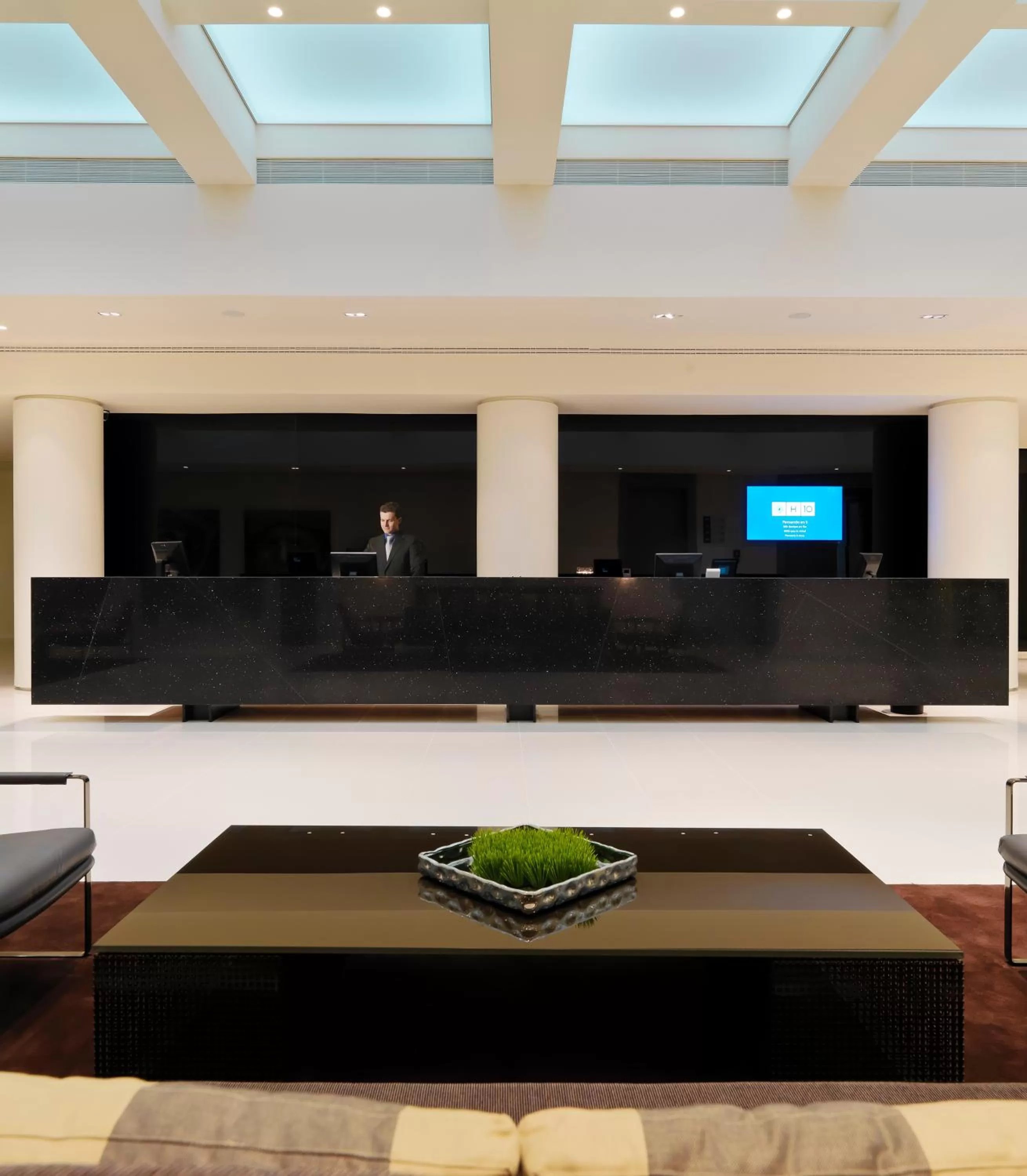 Lobby or reception in H10 Berlin Ku'Damm