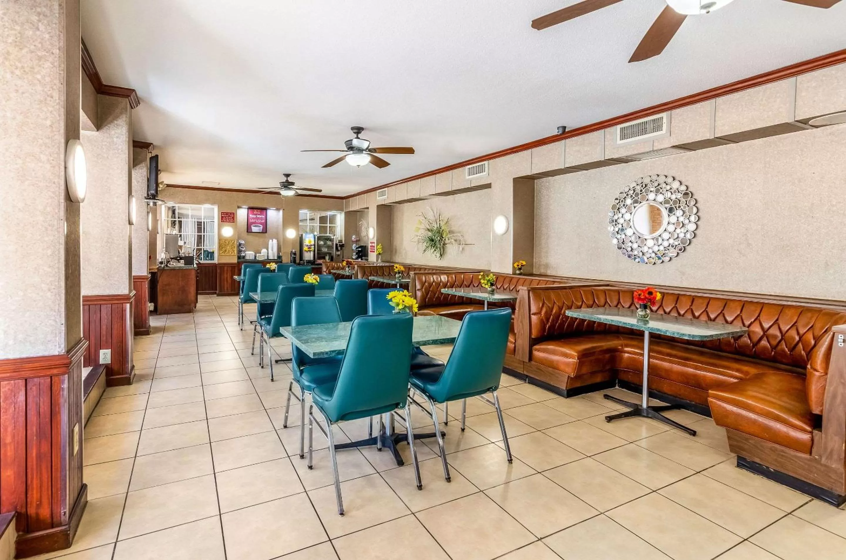 Restaurant/places to eat in Econo Lodge Martinsville