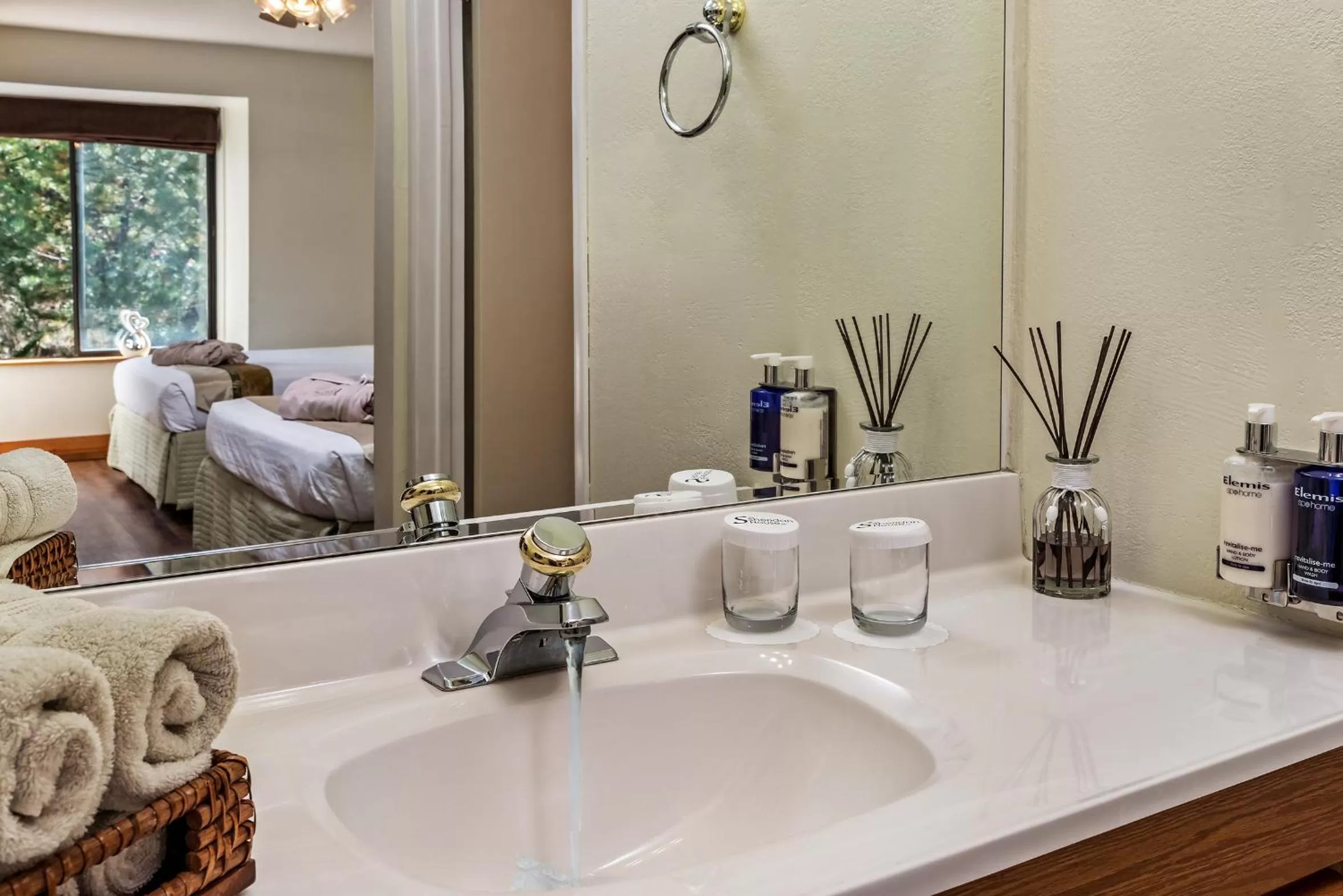 Bathroom, Bed in Sheridan House Inn- Adult Only Accommodation