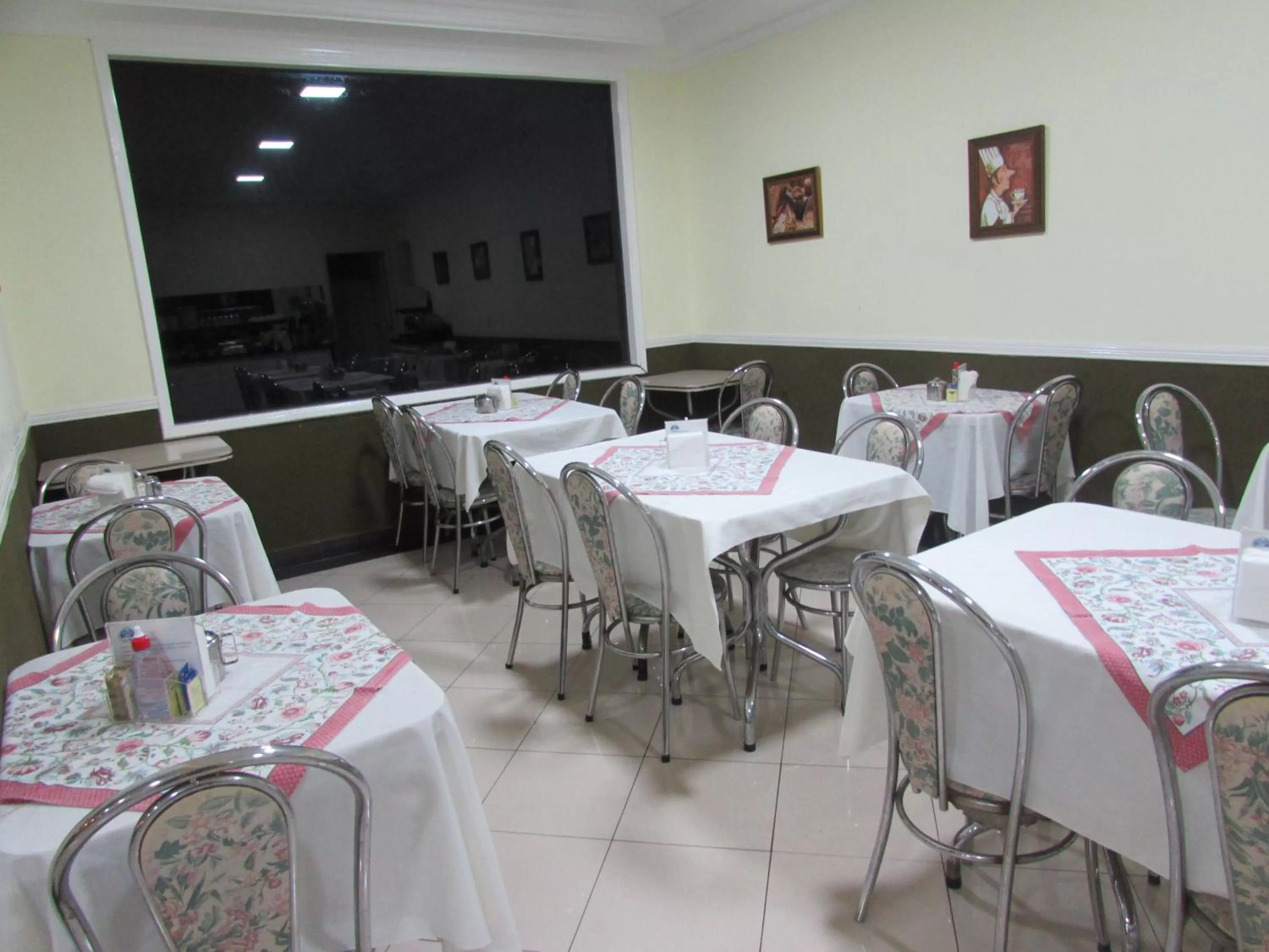 Restaurant/Places to Eat in Hotel Monteneve a 2 minutos do Bom Retiro, a 8 minutos da 25 de Março a 100 metros da estação de trem para Aeroporto Internacional de Guarulhos