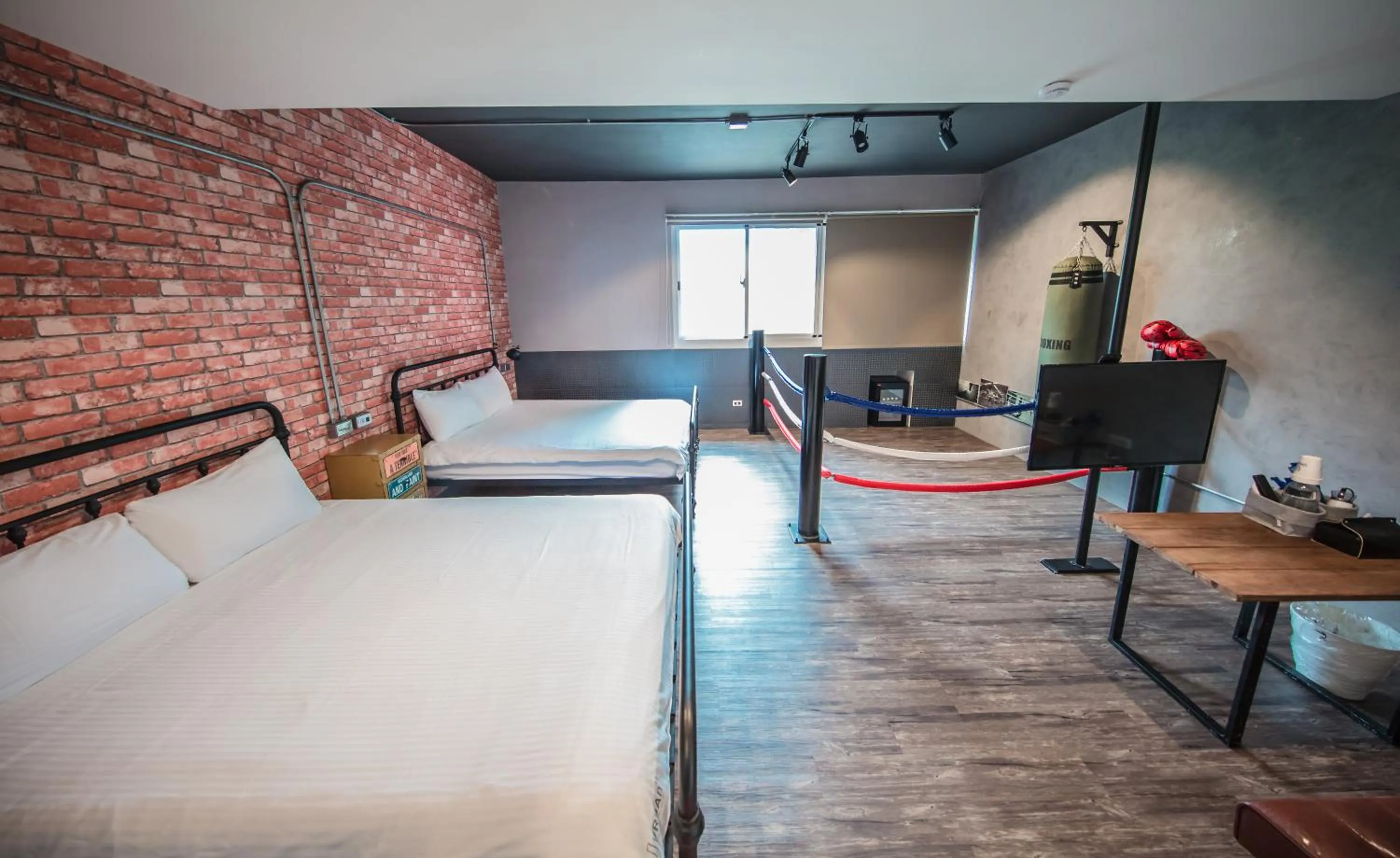 Photo of the whole room, Bed in Urban