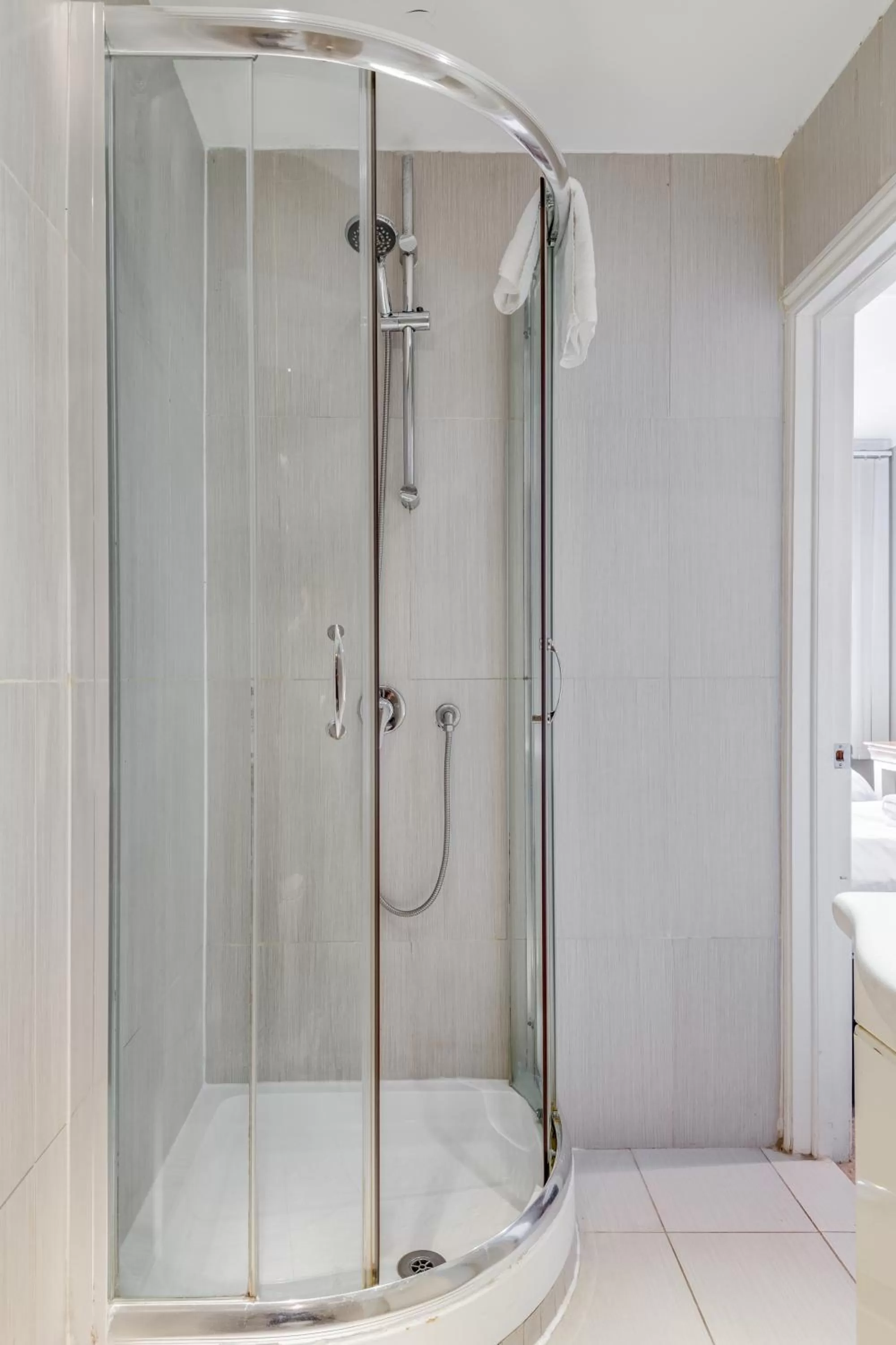 Shower in 1 Lexham Gardens Hotel