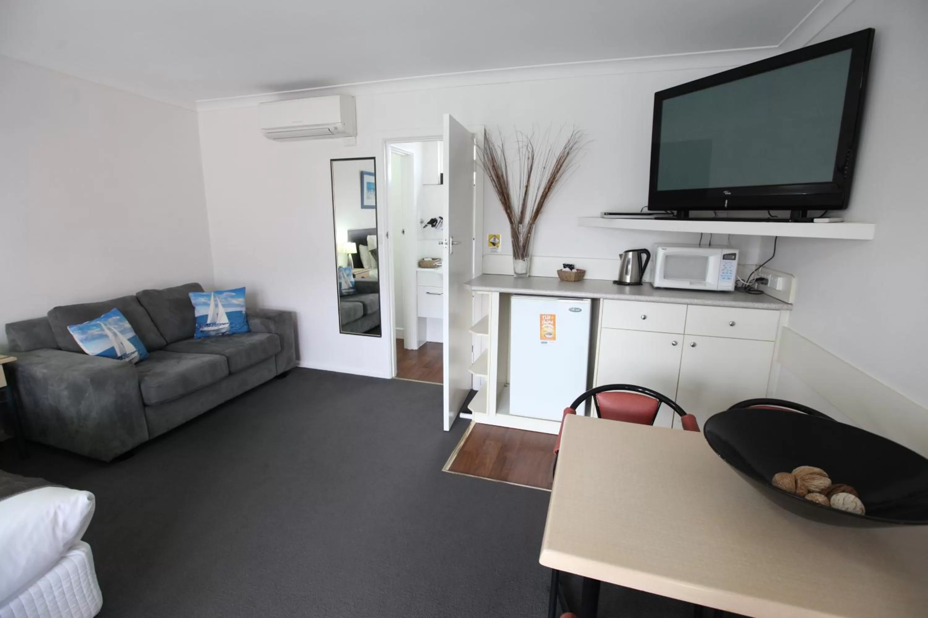 TV/Entertainment Center in Mornington Motel