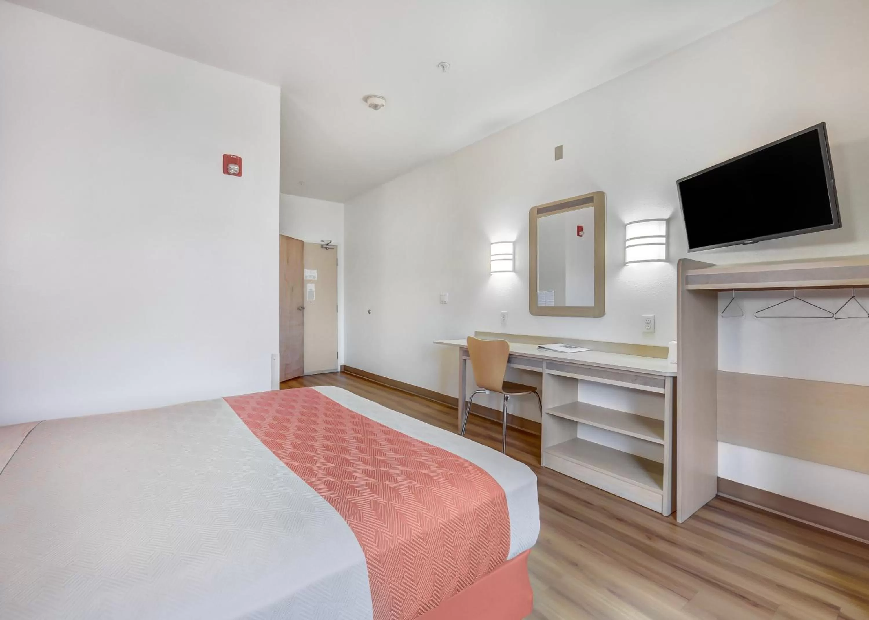 Photo of the whole room, Bed in Motel 6-Roseburg, OR