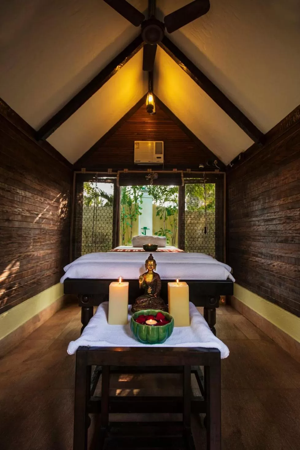 Hot Tub in Jehan Numa Palace Hotel