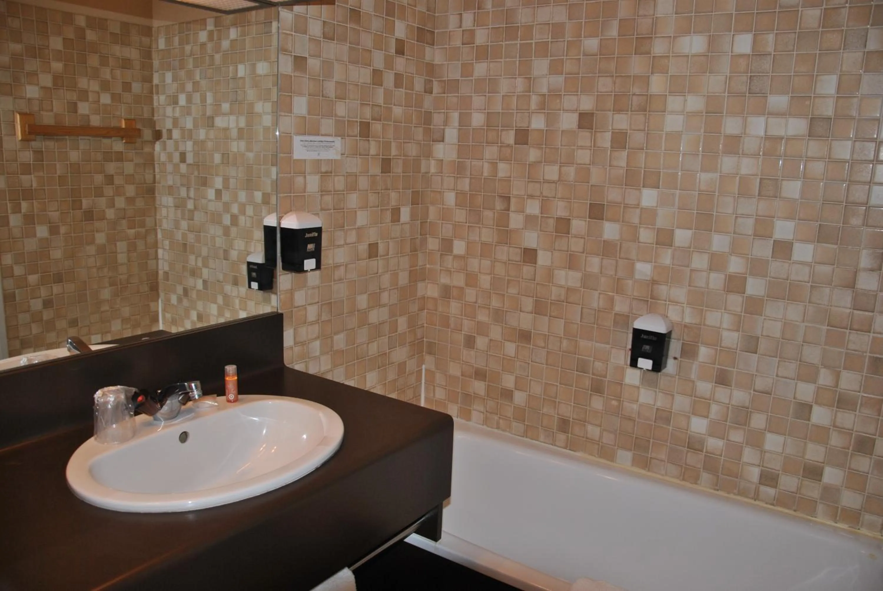 Bathroom in Hôtel Cositel, CIT'HOTEL Coutances