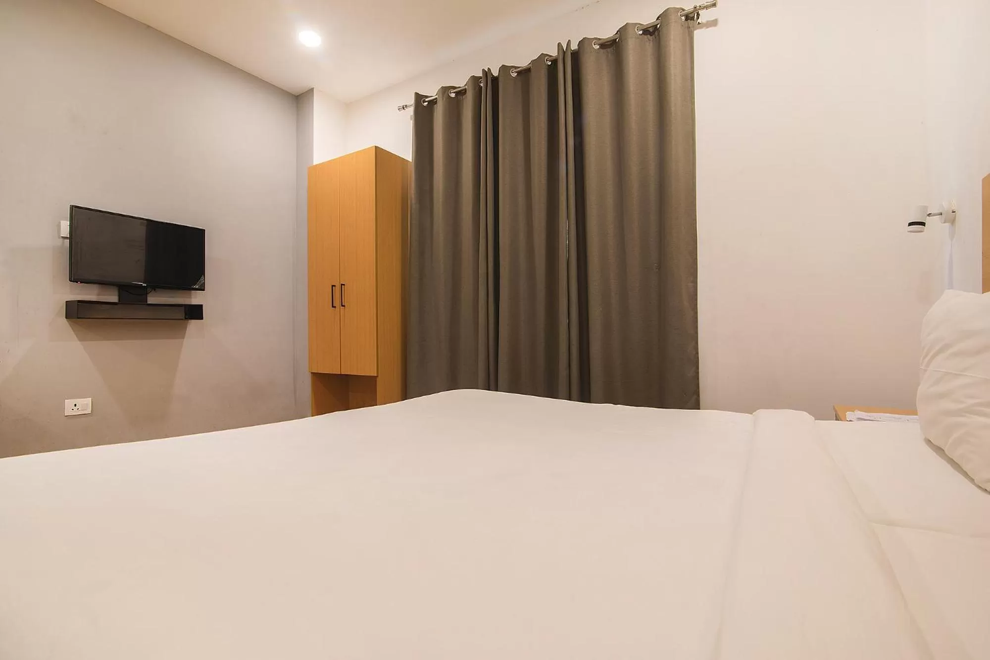 Bed in FabHotel Kingston House