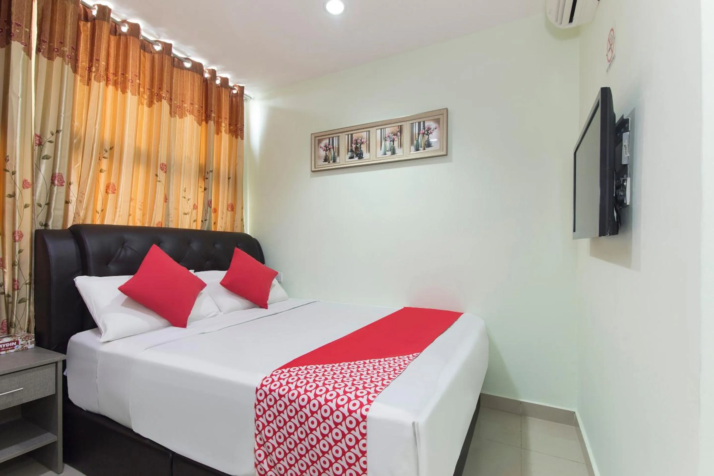 Bedroom, Bed in OYO 444 KL Empire Hotel