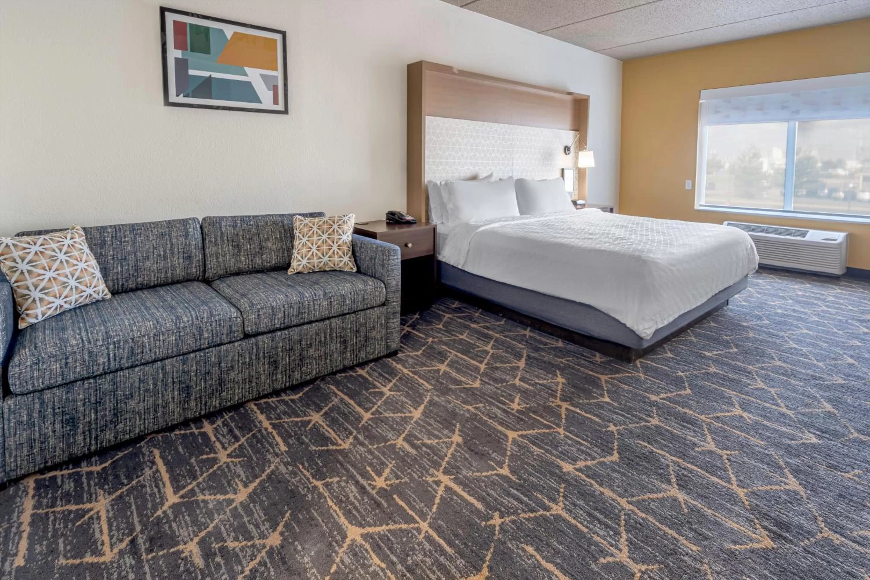 Photo of the whole room, Bed in Holiday Inn & Suites Wausau-Rothschild by IHG