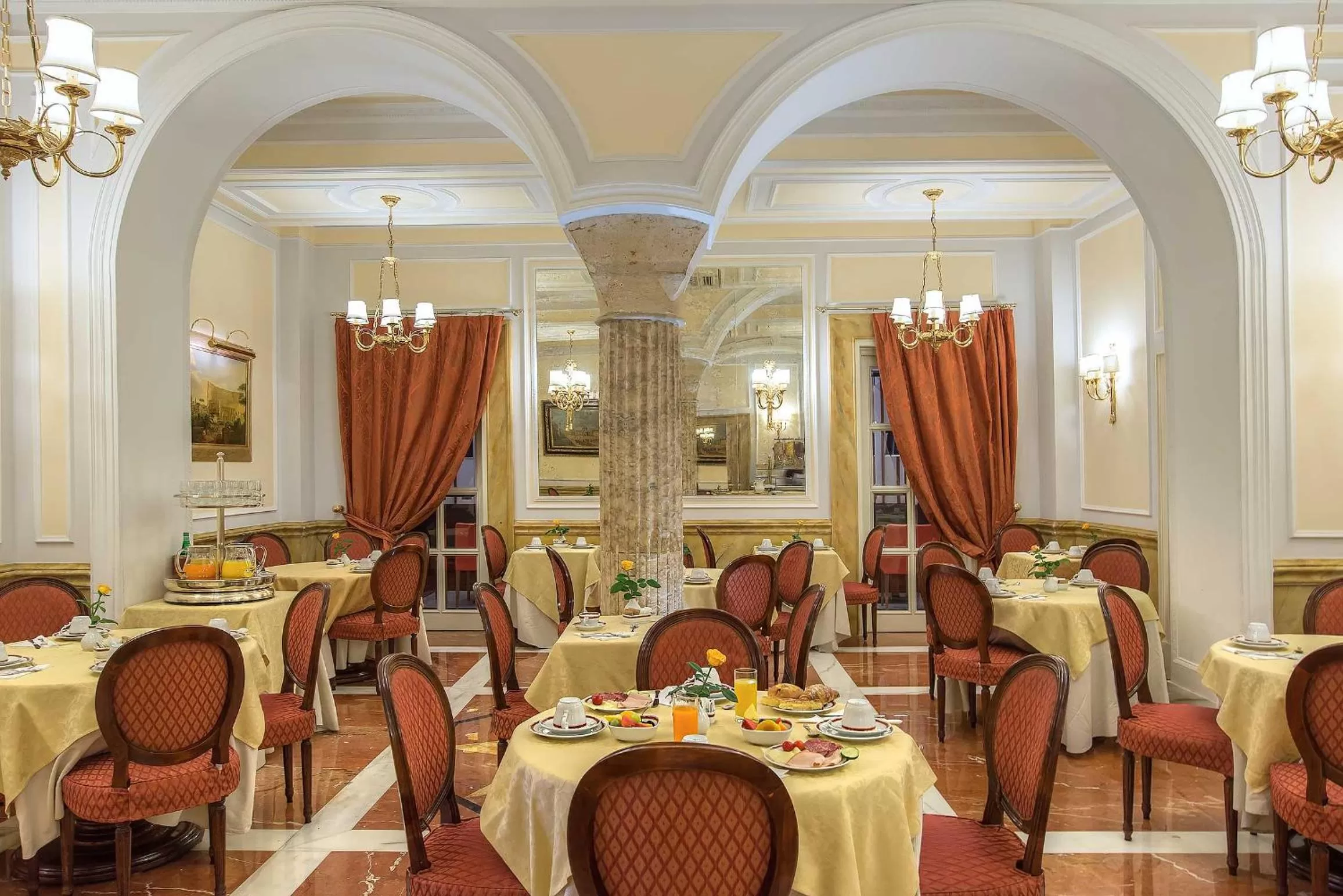 Restaurant/places to eat in Albergo del Senato