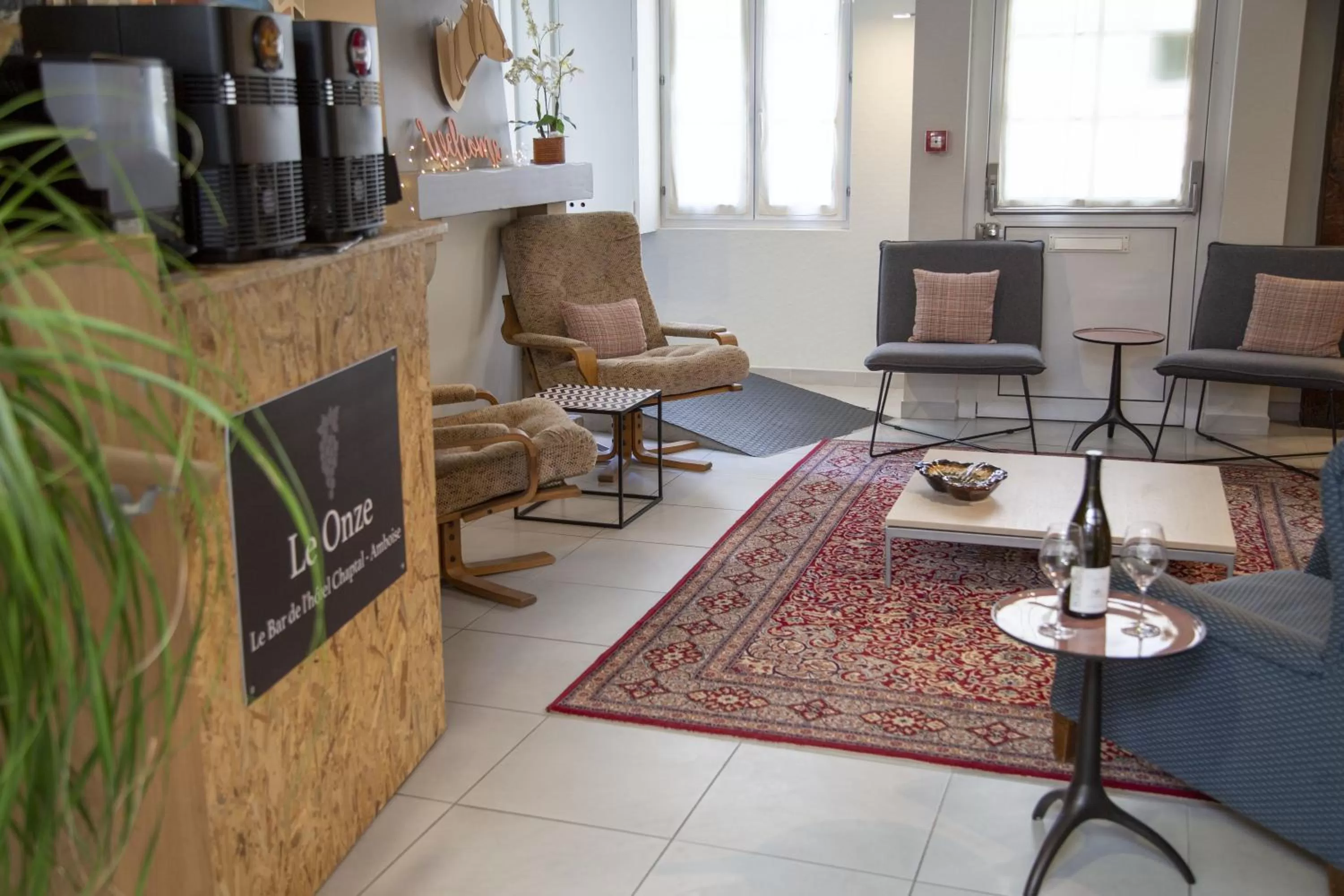 Lounge or bar in Logis Hôtel Chaptal, Amboise