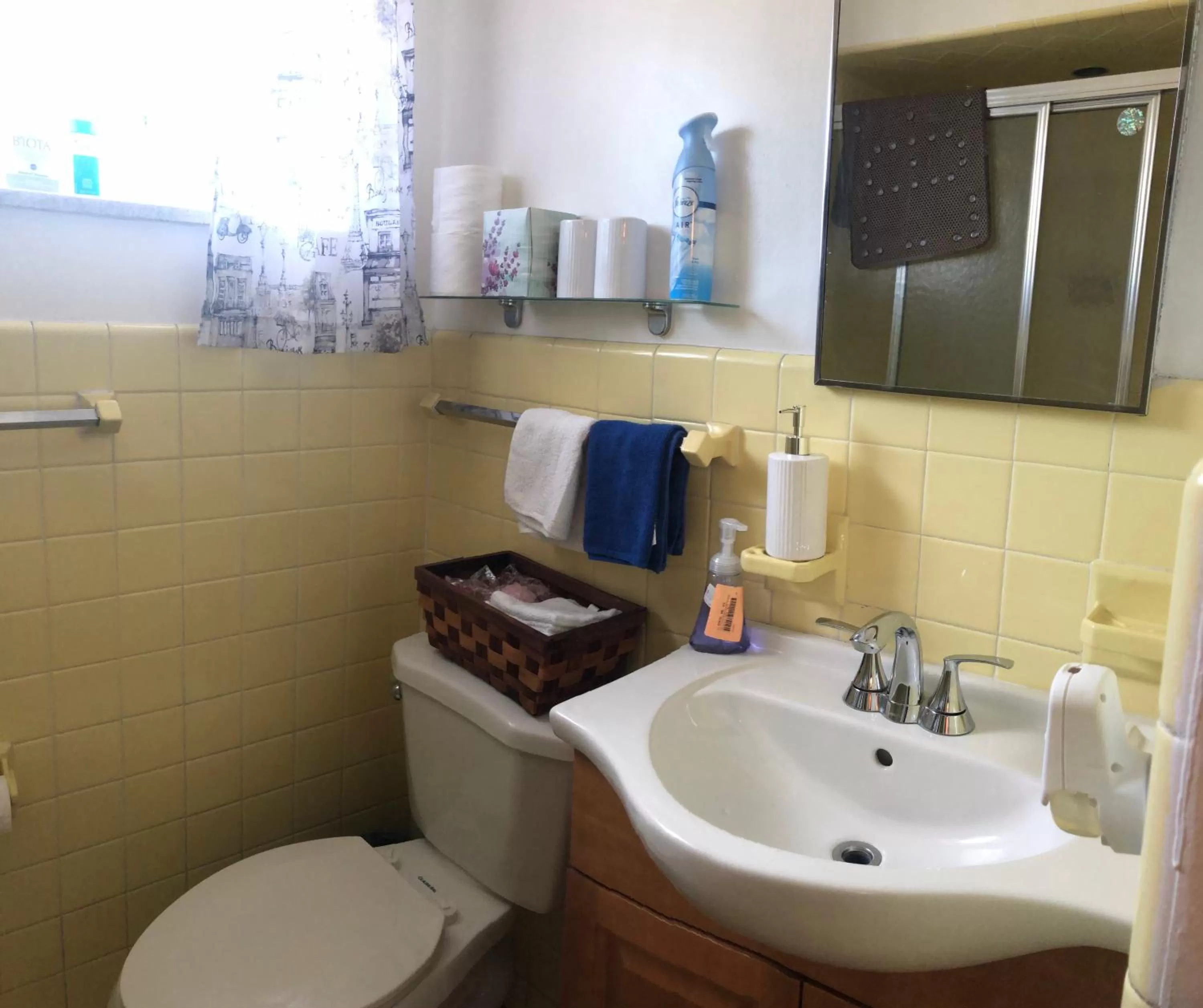 Bathroom in Hollywood Light Haven Lodge