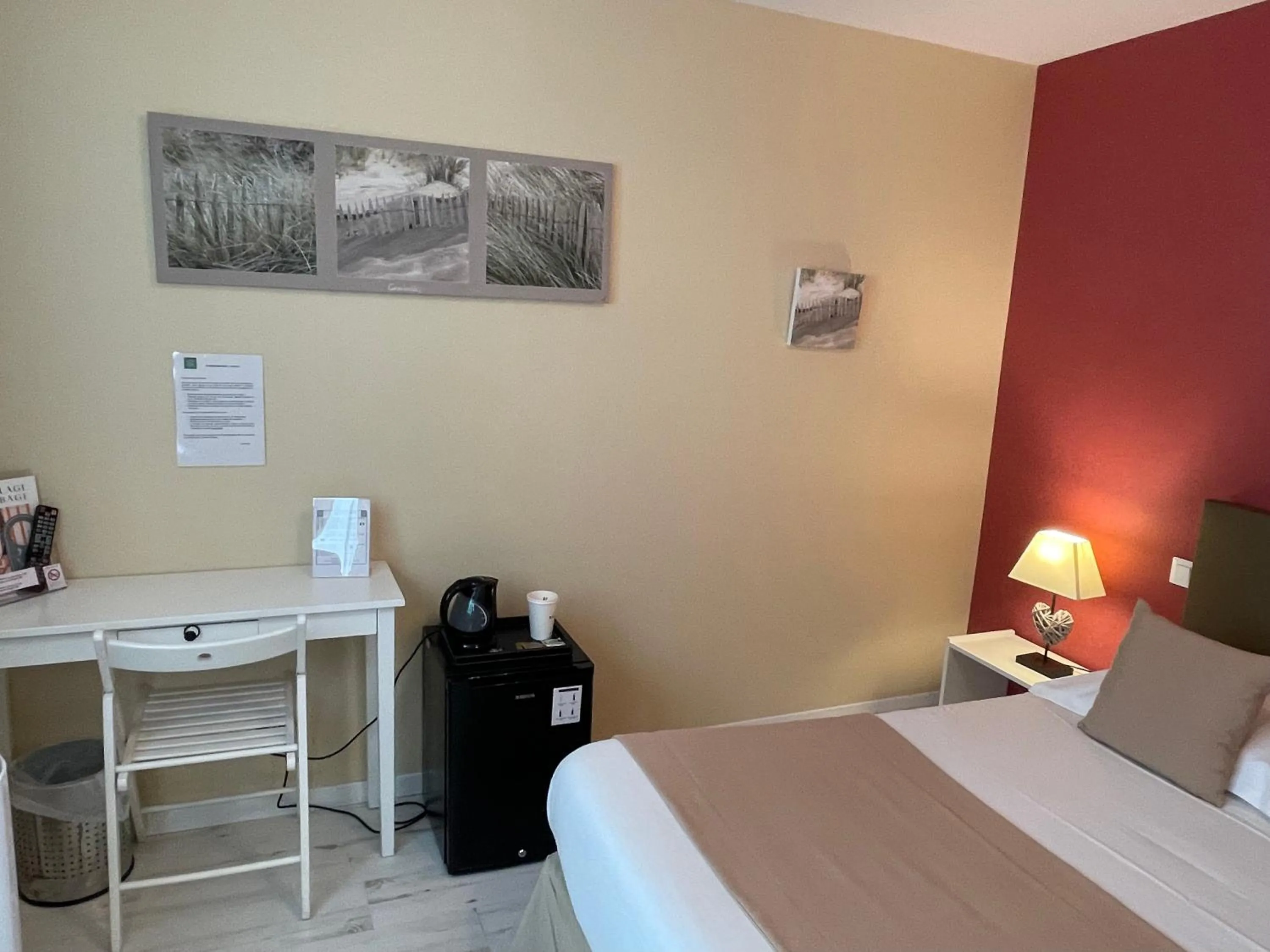 Coffee/tea facilities, Bed in Hôtel de la Plage