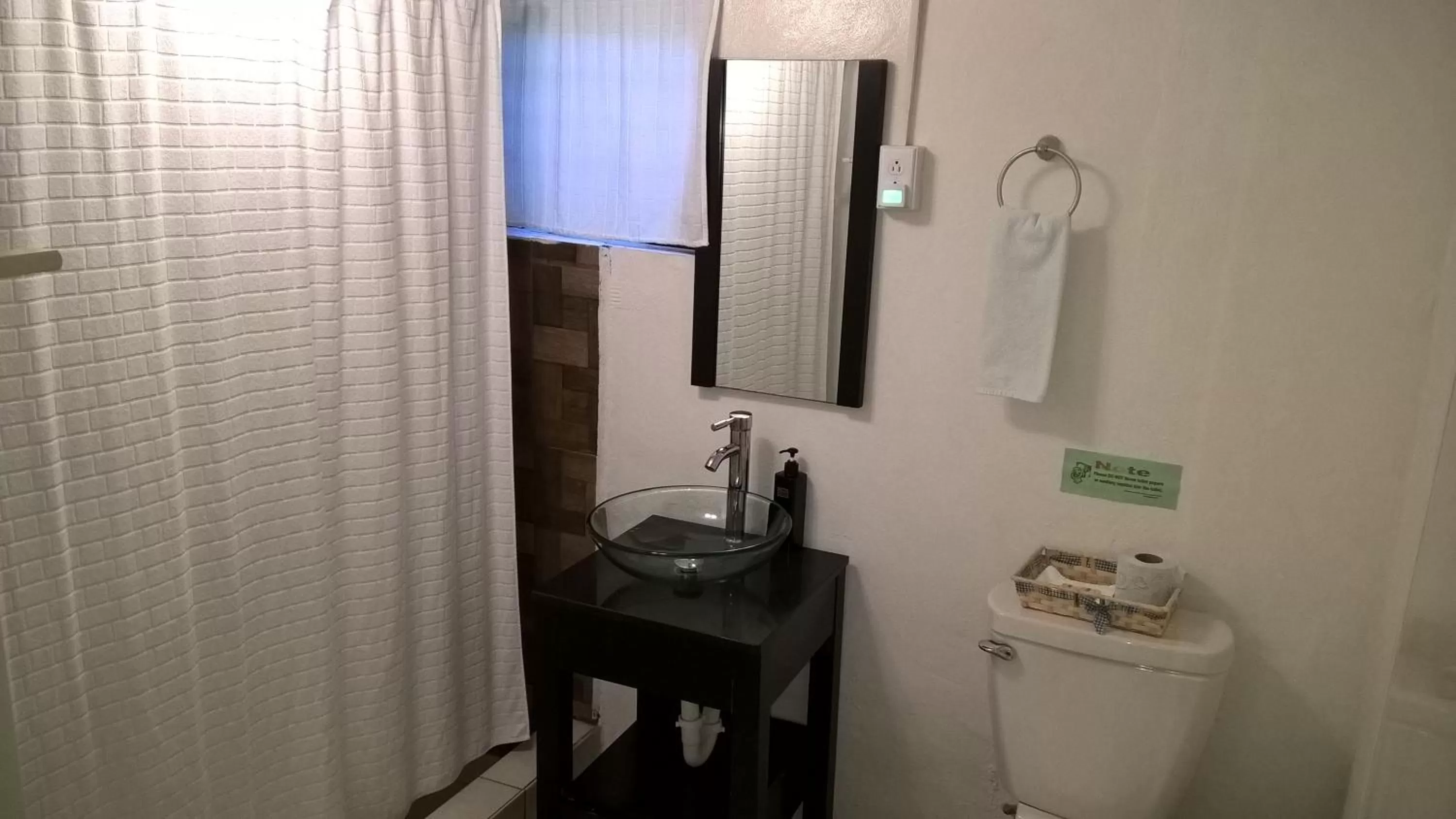 Bathroom in The Red Hut Inn