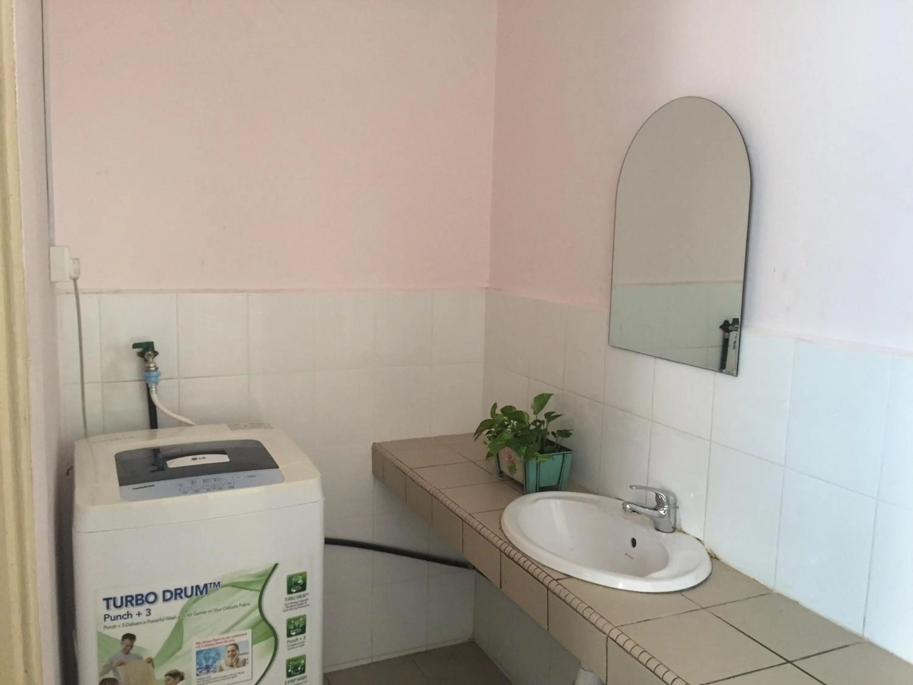 Photo of the whole room in Venice Inn