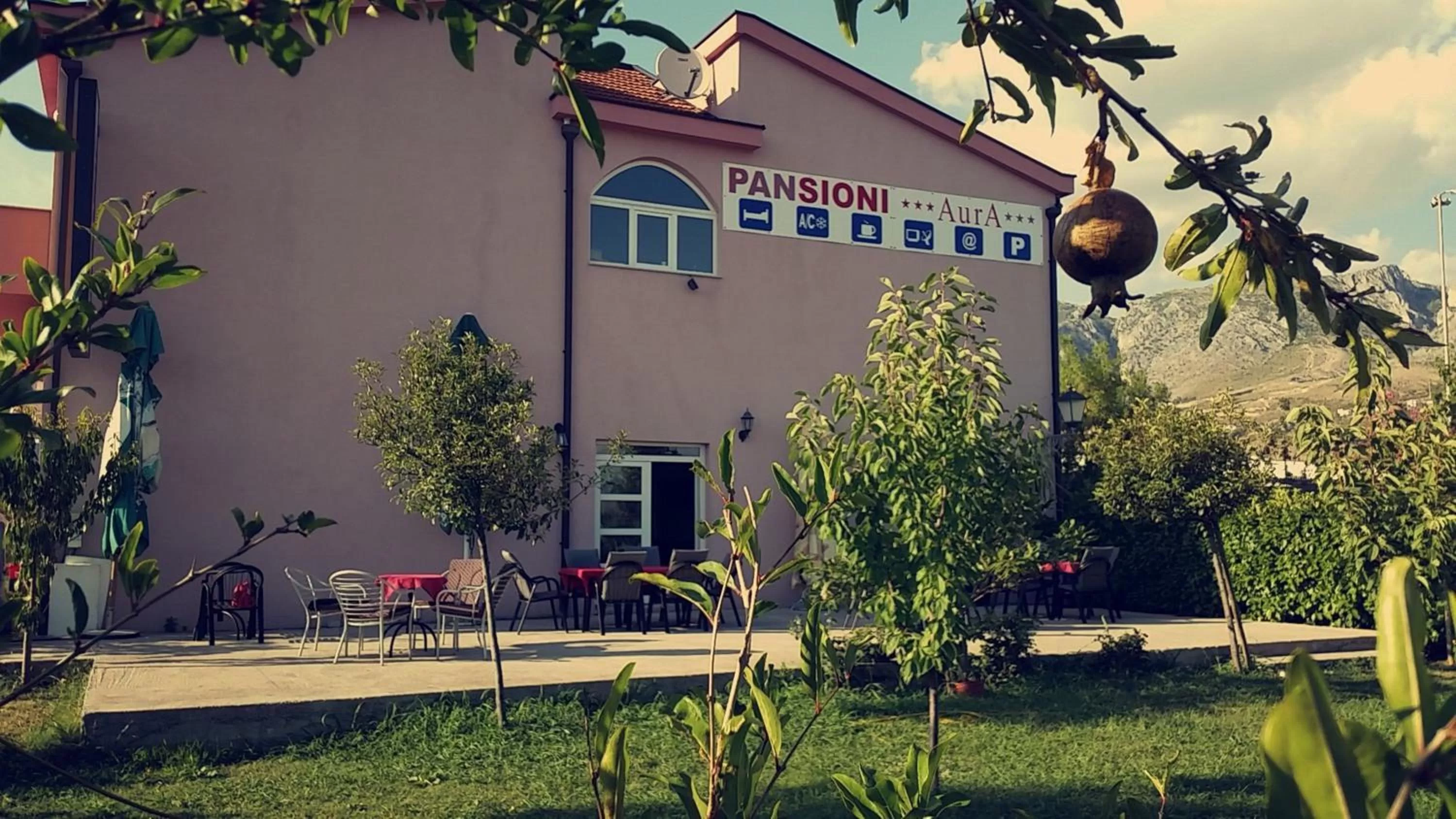 Garden view, Property Building in Motel Aura