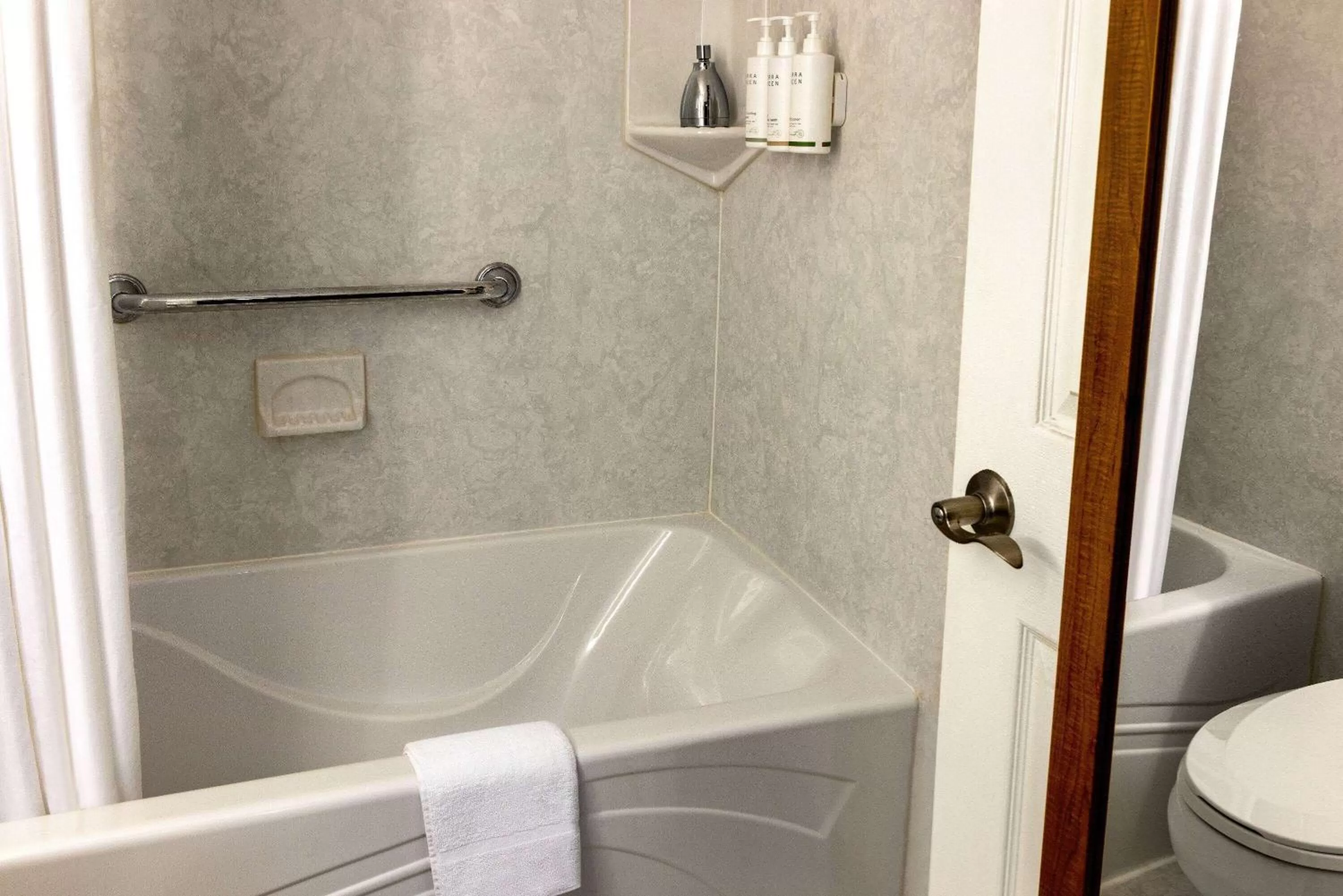 TV and multimedia in Howard Johnson by Wyndham Ocean City Oceanfront