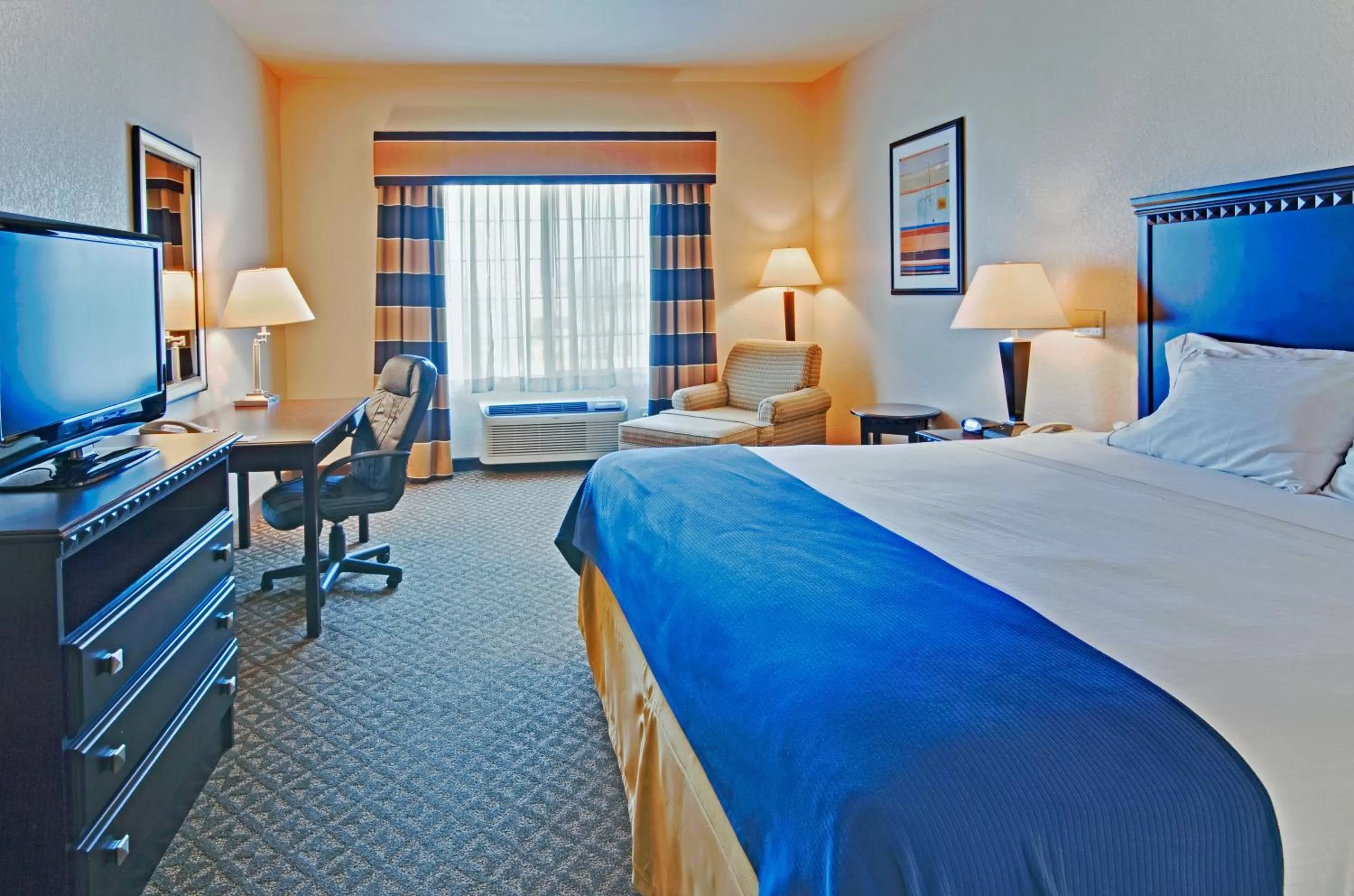 Photo of the whole room, Bed in Holiday Inn Express Delano Highway 99 by IHG