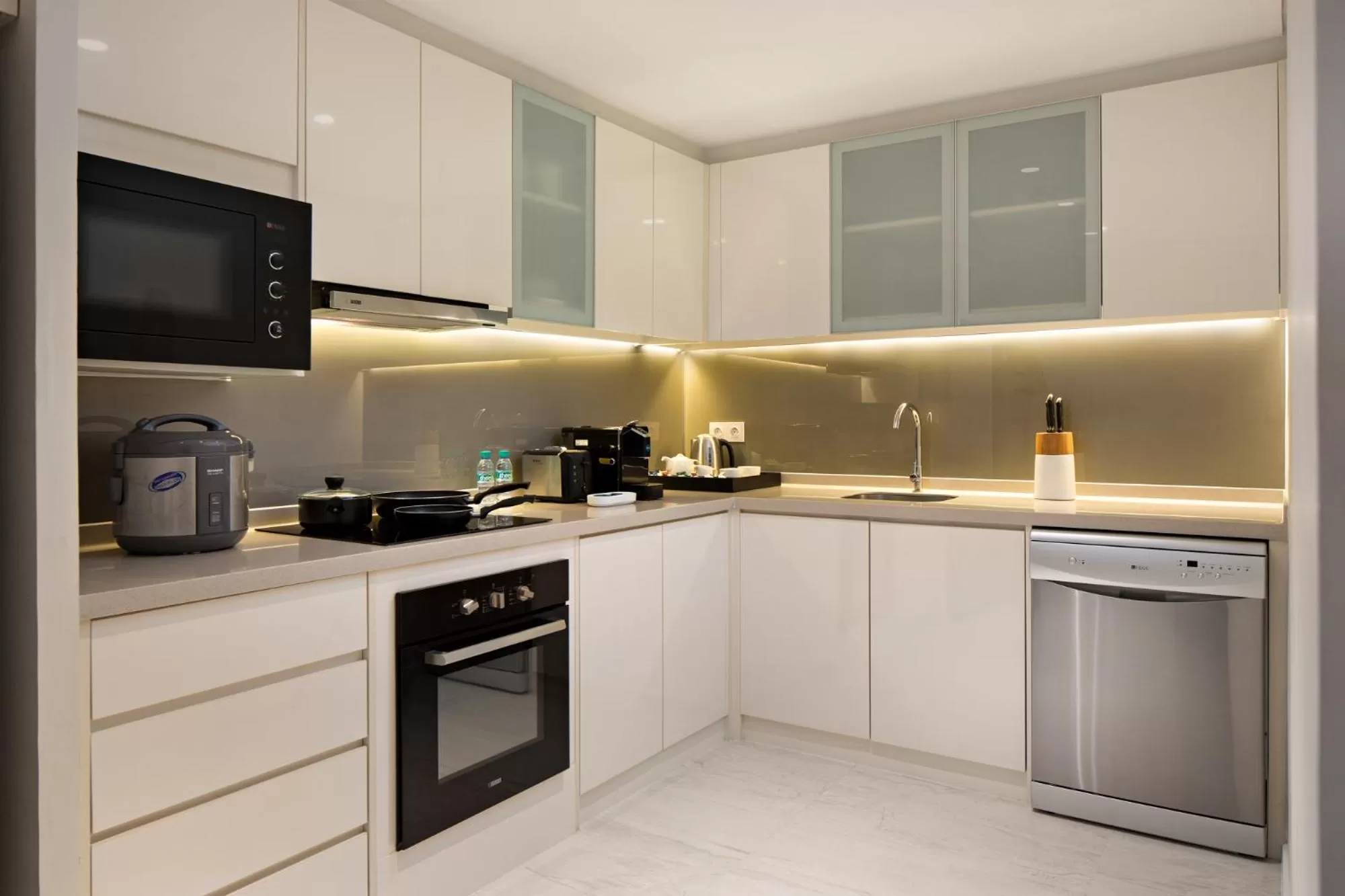 Coffee/tea facilities in Oakwood Hotel & Residence Surabaya